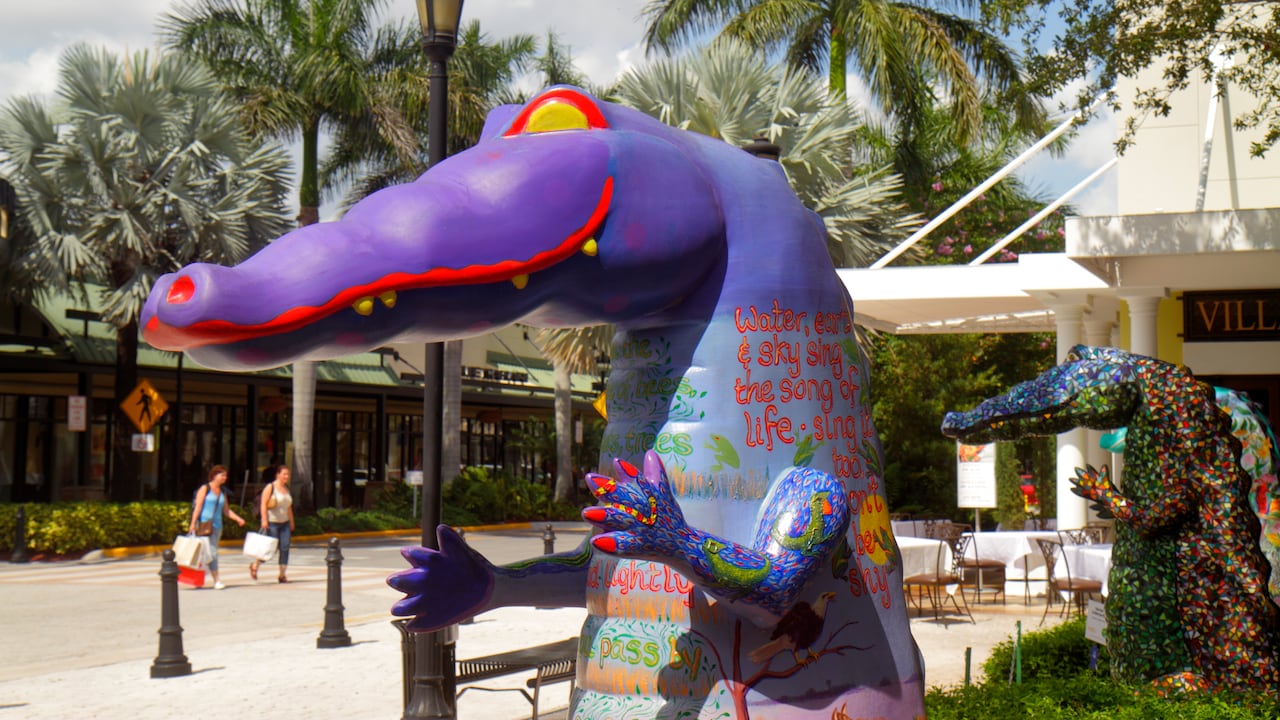 Una escultura de caimán de cerámica en el centro comercial Sawgrass Mills