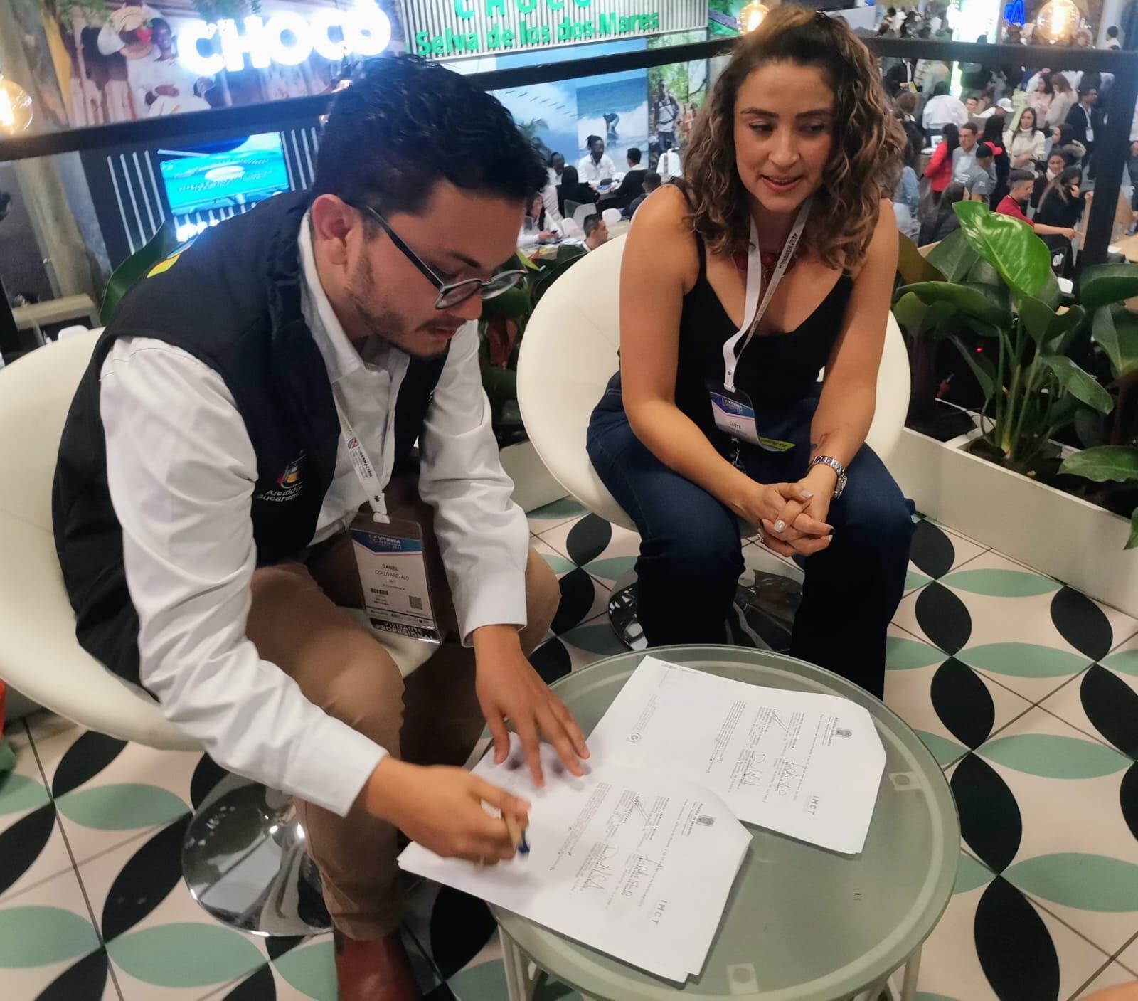 Firma del memorando de entendimiento para ayudar a Bucaramanga a obtener la acreditación internacional como DTI.