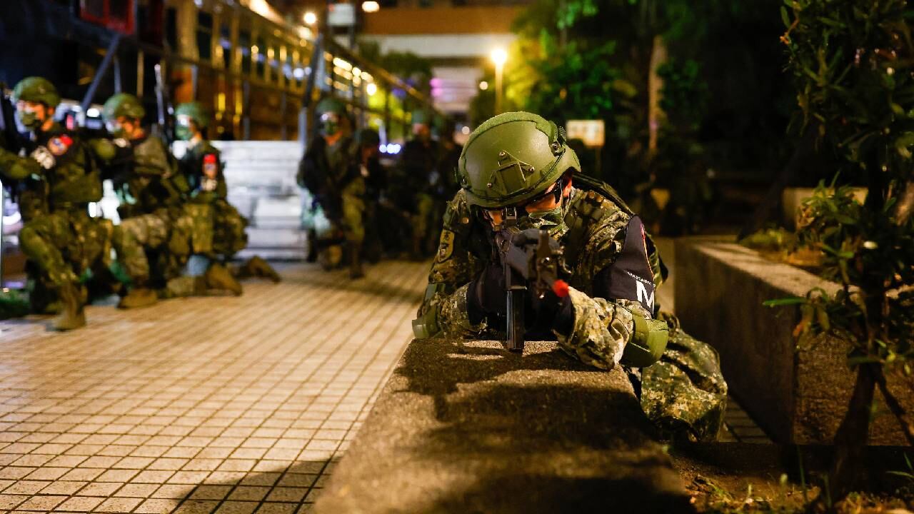 Los soldados realizan simulacros en la estación principal de Taipéi por primera vez durante el simulacro militar anual.