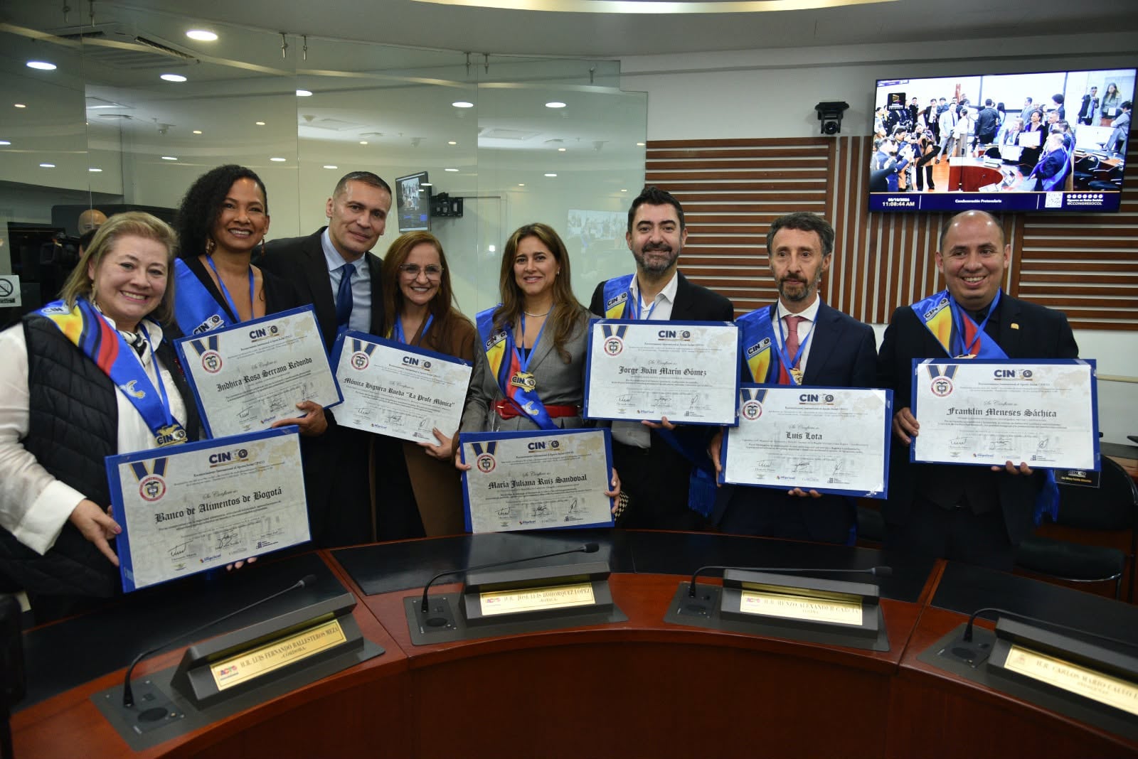 Entregan el Reconocimiento al Aporte Social CINCO a María Juliana Ruiz por la labor de la Fundación I+D
