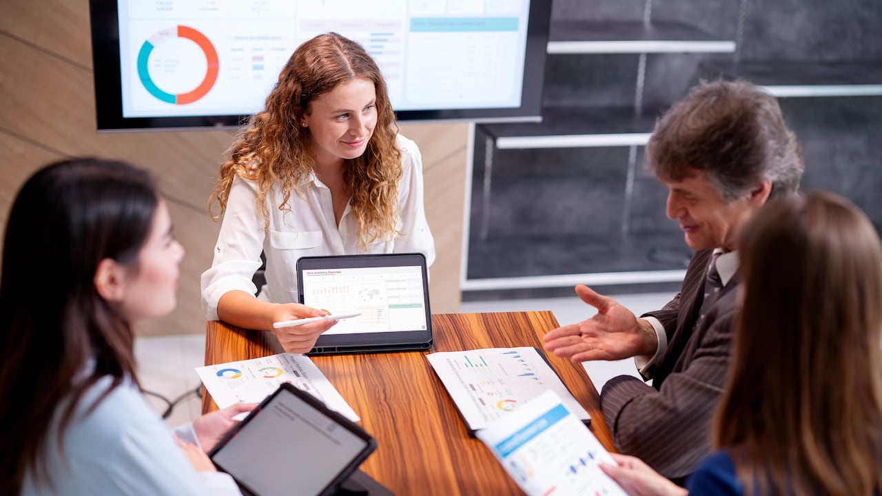 Los equipos empresariales interfuncionales son clave para organizaciones exitosas. Los equipos interfuncionales están teniendo una reunión para realizar un análisis de procesos comerciales con enfoque en datos en una oficina empresarial tecnológica.