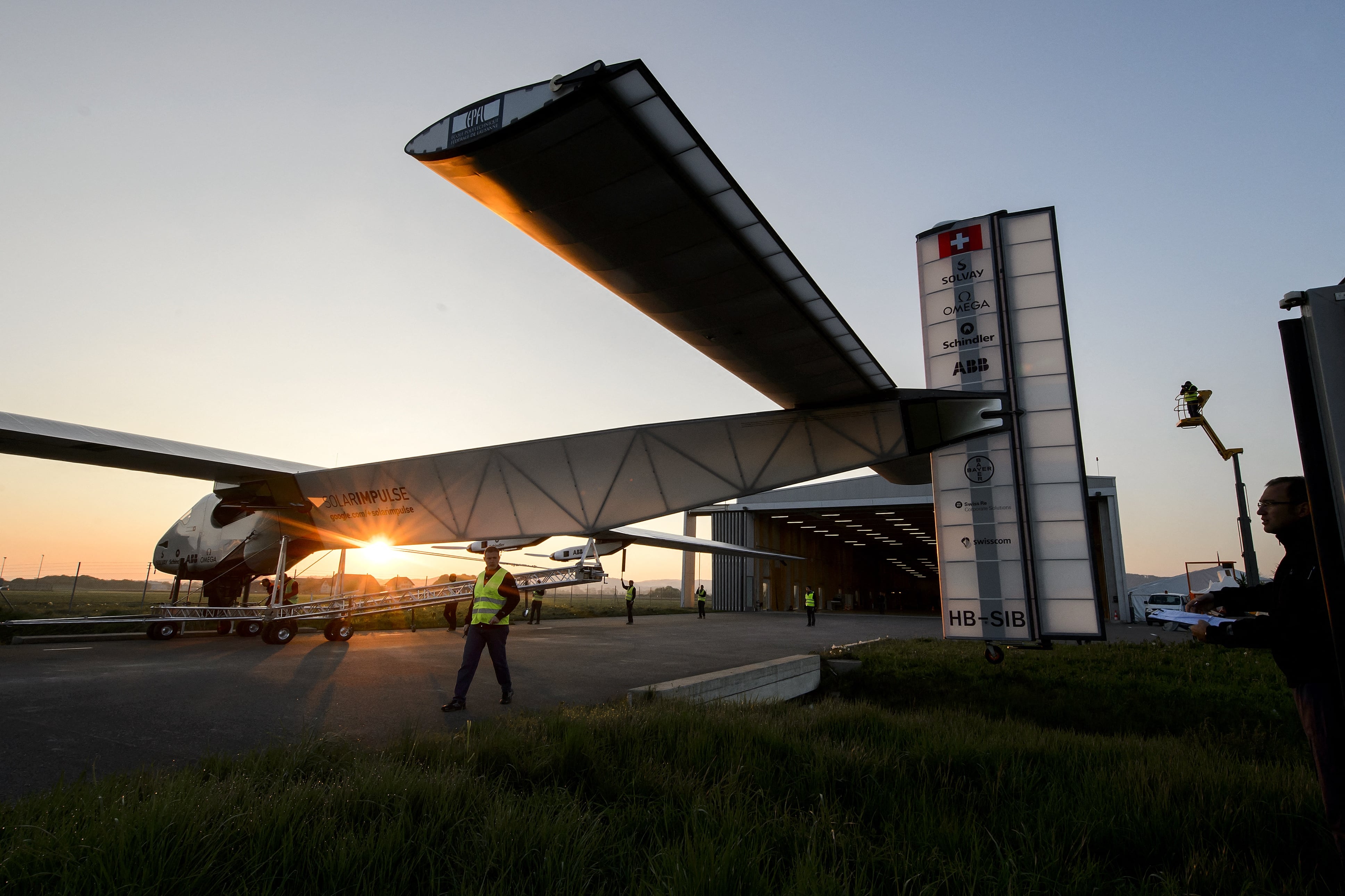 El histórico Solar Impulse 2 cayó al mar tras ocho días de vuelo impulsado por energía solar.