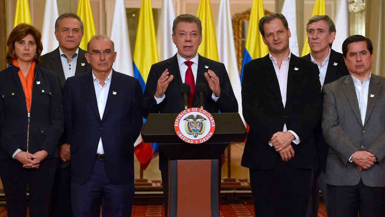 El presidente Juan Manuel Santos se pronunció sobre los resultados del plebiscito. Lo acompañó el equipo negociador del gobierno.
