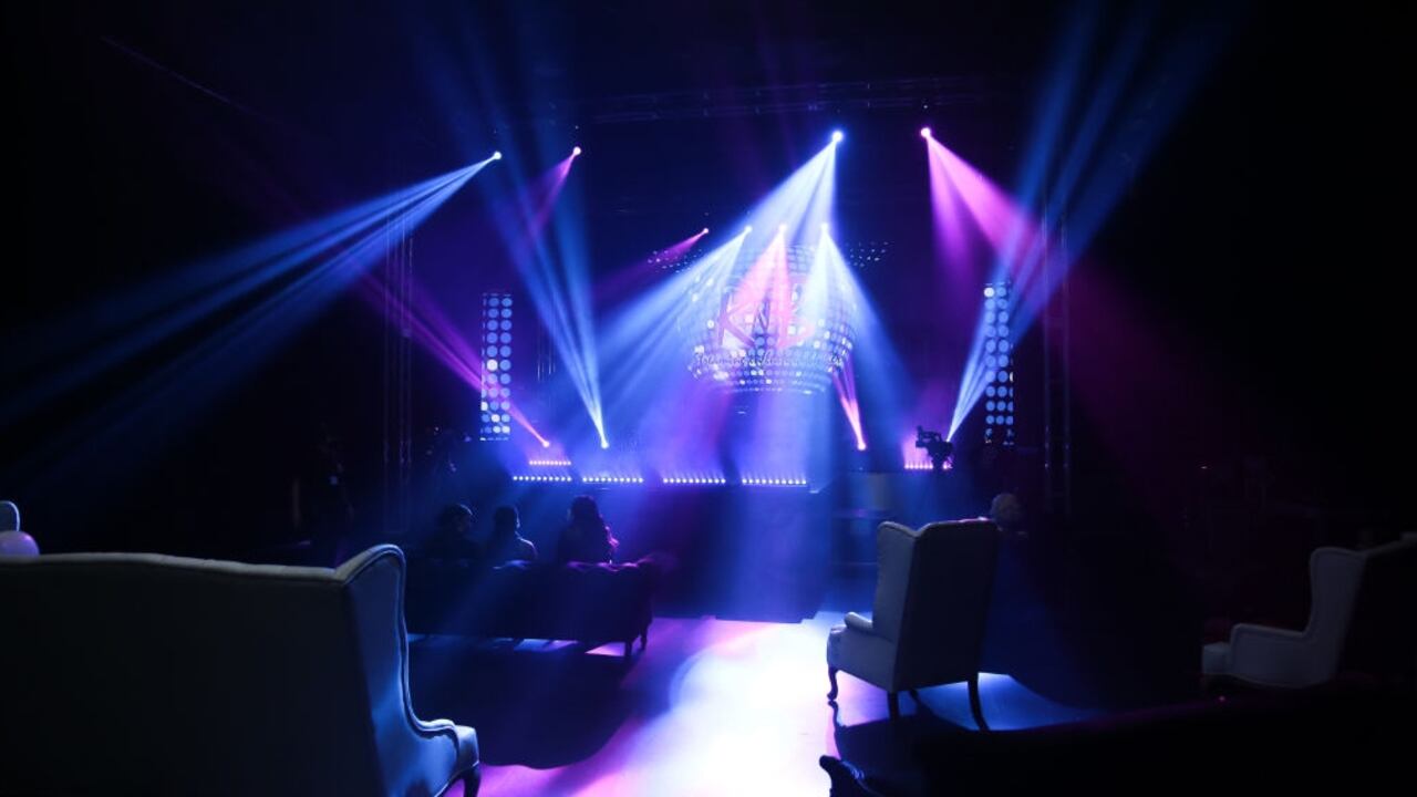 Desde su casa, el público podrá presenciar presentaciones de teatro, danza, música y moda, por parte de alrededor de cuarenta artistas en escena.