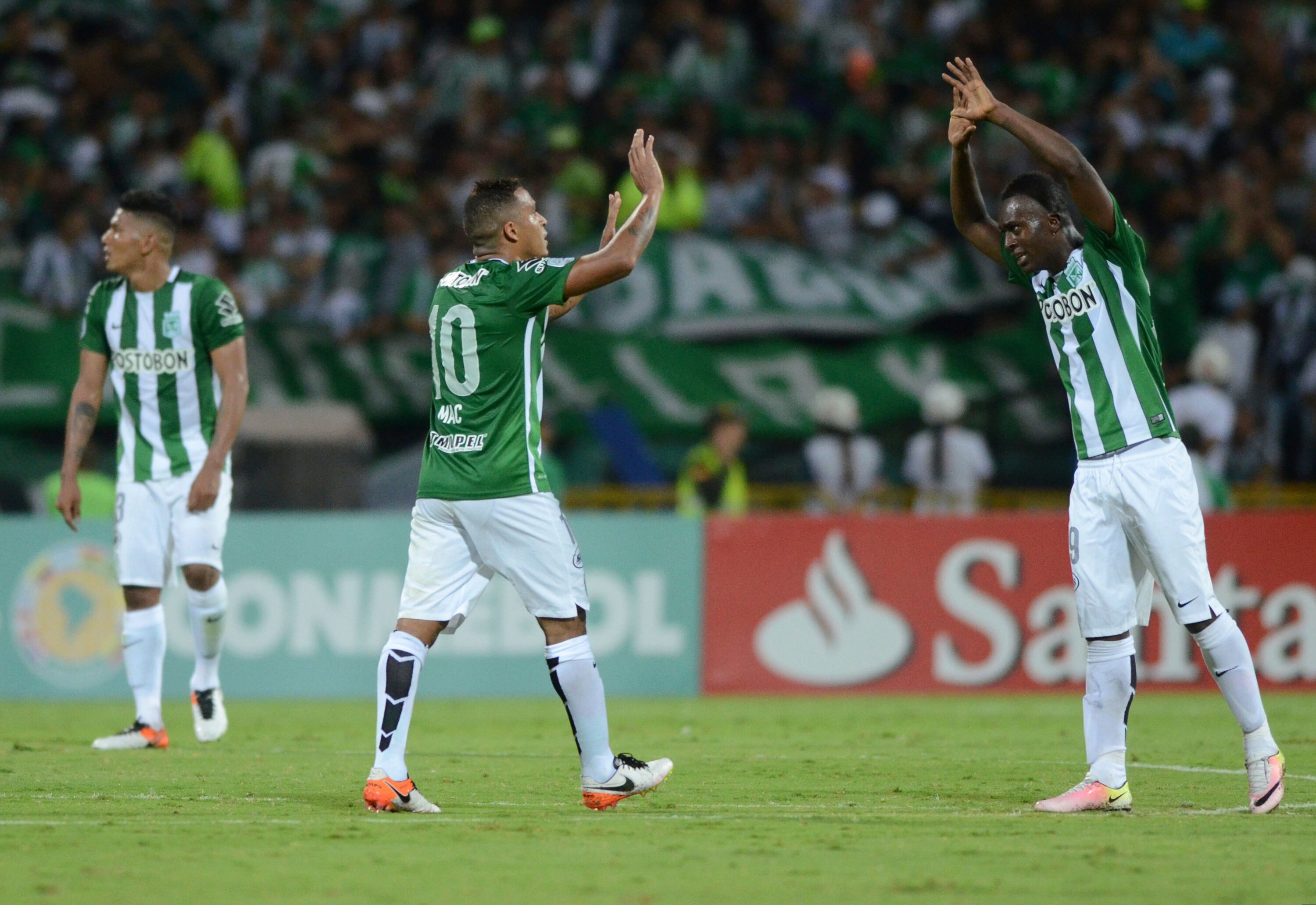 Alex Mejía (fondo) y Macnelly Torres (10) en su época por Atlético Nacional