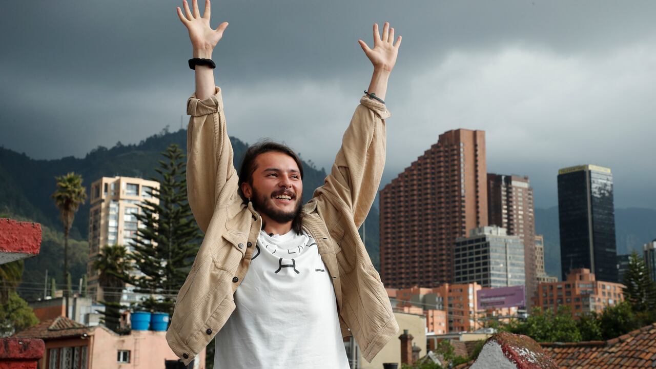 Juan Esteban Cisneros, realizador audiovisual. Bogotá, noviembre 17 de 2021. Foto: Guillermo Torres Reina / Semana