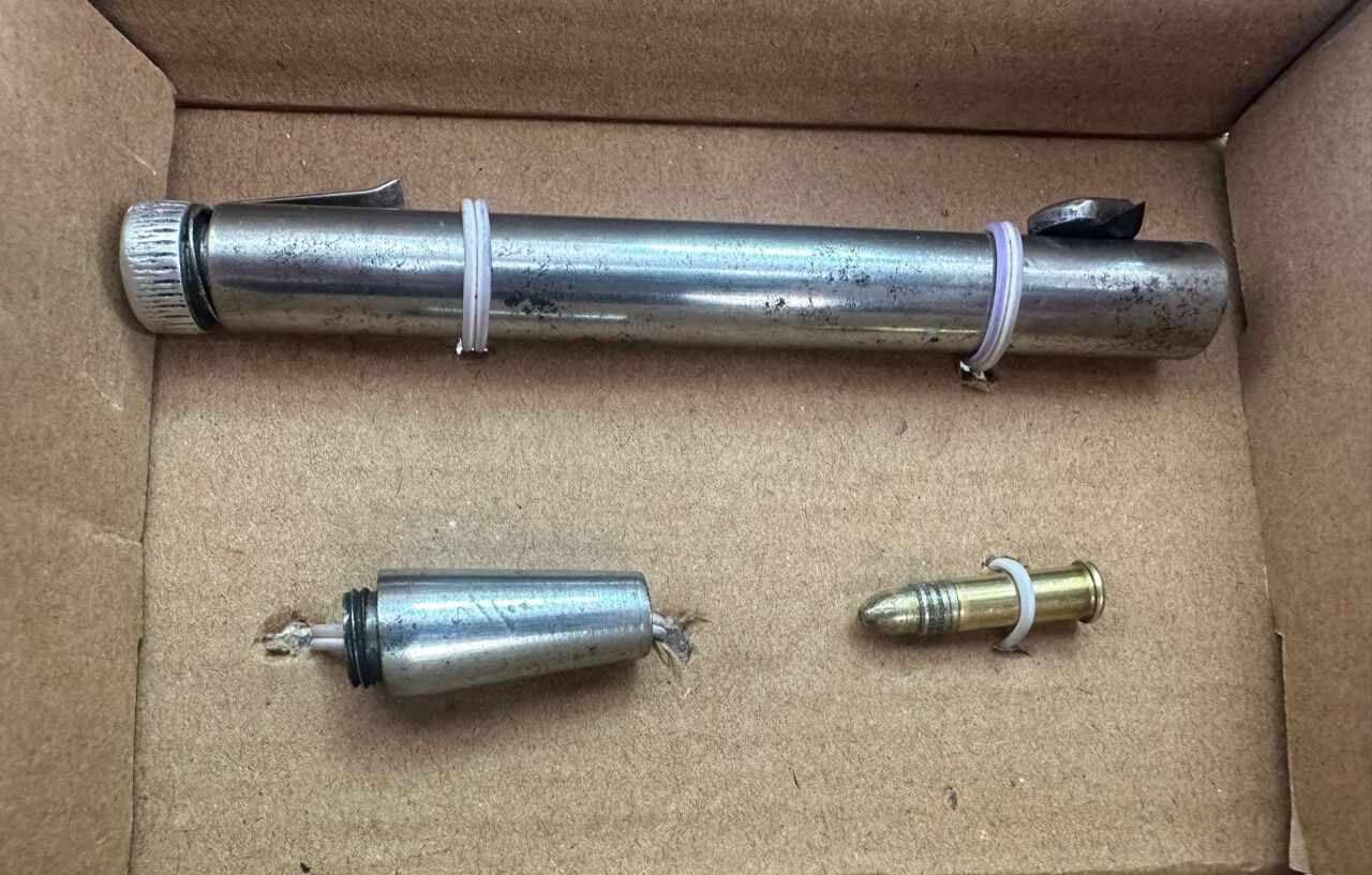 Arma de fuego tipo lapicero con munición calibre 22