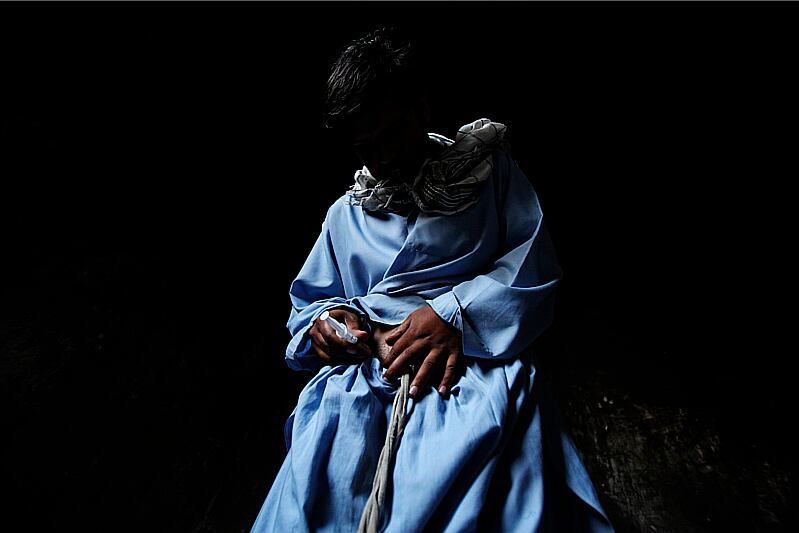 Este hombre se está inyectando una mezcla de heroína con un medicamento para el dolor. La combinación potencia los efectos de la droga.