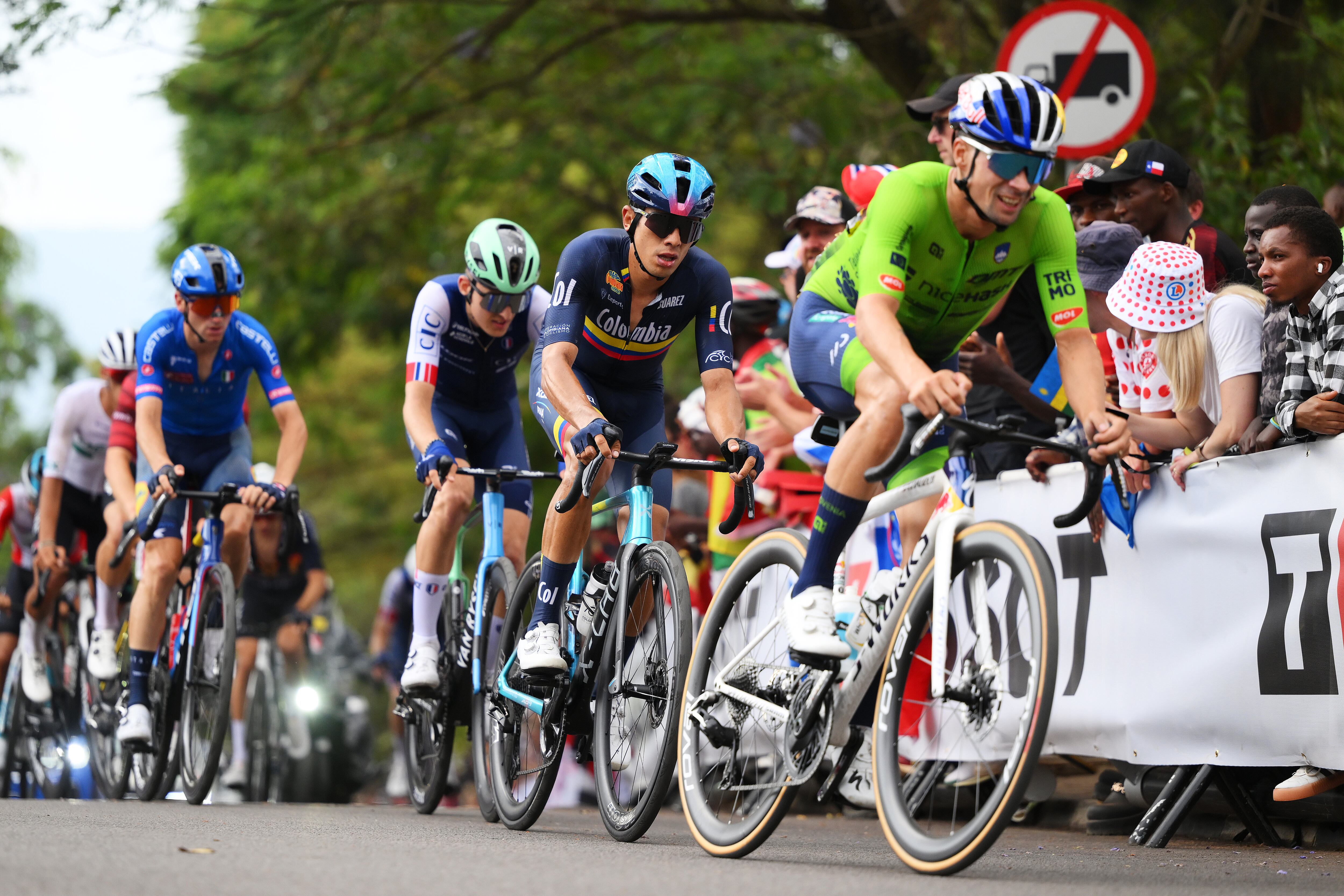 Harold Tejada siguiendo la rueda de Primož Roglič durante el Mundial de Ciclismo 2025