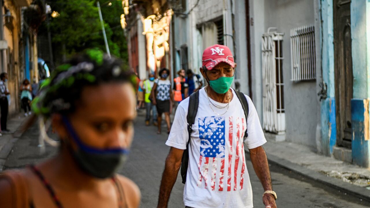 Las medidas prevén eliminar el límite de remesas familiares de 1.000 dólares por trimestre que fijó Trump, un apoyo económico vital para muchas familias en la isla, y autorizar las transferencias no familiares para apoyar “a los empresarios cubanos independientes”.