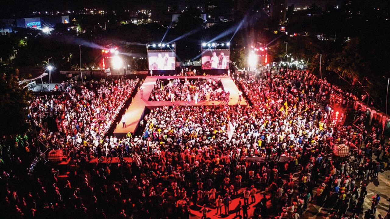 El primer evento de campaña de Petro fue en Barranquilla en la plaza de la Paz. El entonces precandidato estuvo en una tarima en forma de P.