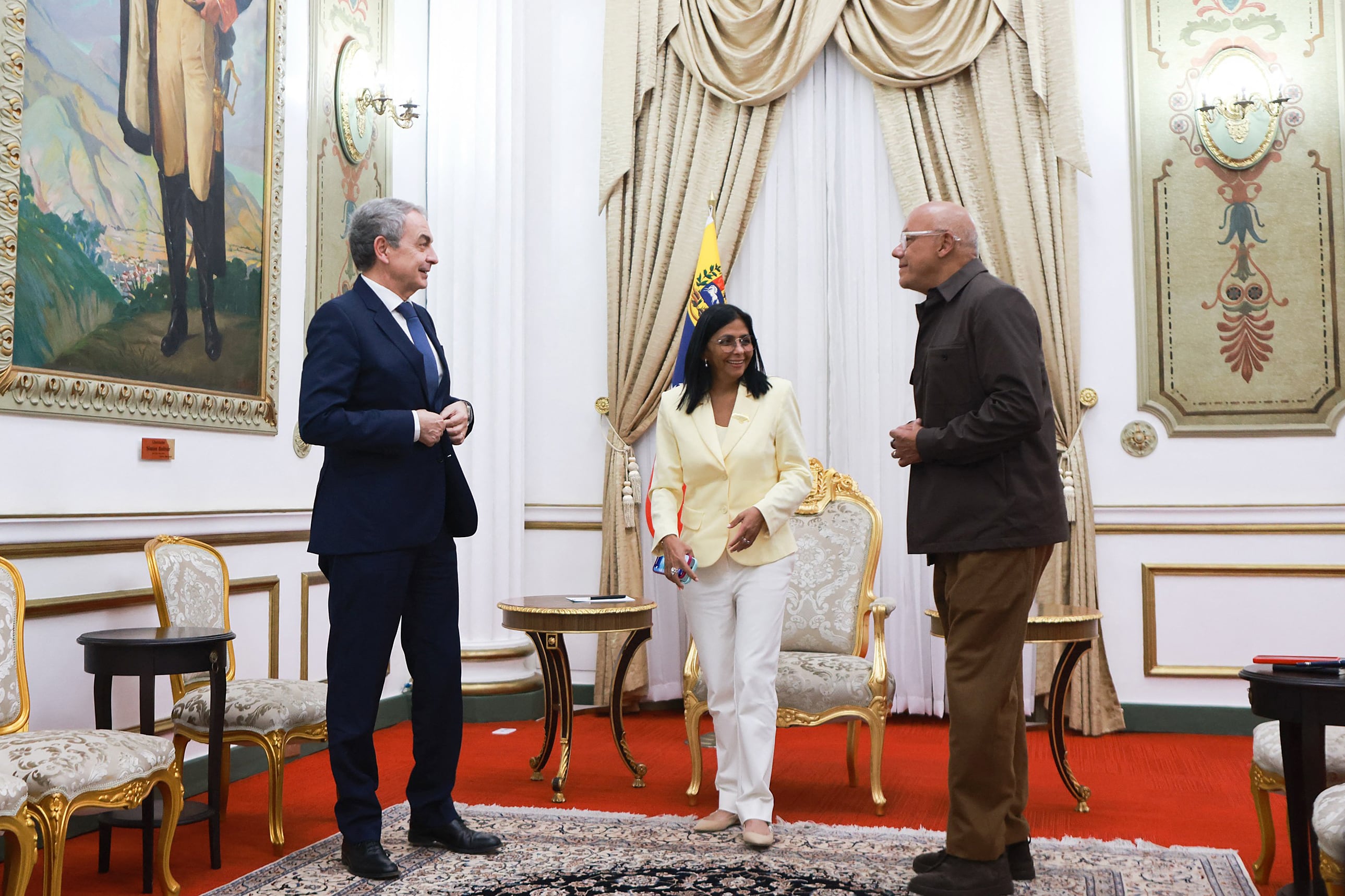 Esta fotografía, difundida por la oficina de prensa de la Presidencia venezolana, muestra al ex primer ministro español José Luis Rodríguez Zapatero (izq.), a la presidenta interina de Venezuela, Delcy Rodríguez (centro), y al presidente de la Asamblea Nacional, Jorge Rodríguez, durante una reunión en el Palacio Presidencial de Miraflores, Caracas, el 6 de febrero de 2026.