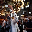 La gente camina dentro de la mezquita de Santa Sofía de la era bizantina, después de las oraciones inaugurales del viernes en el histórico distrito de Sultanahmet de Estambul, el viernes 24 de julio de 2020. Los fieles celebraron las primeras oraciones musulmanas en 86 años dentro del hito de Estambul que sirvió como una de las iglesias cristianas más importantes. (Foto AP / Yasin Akgul)