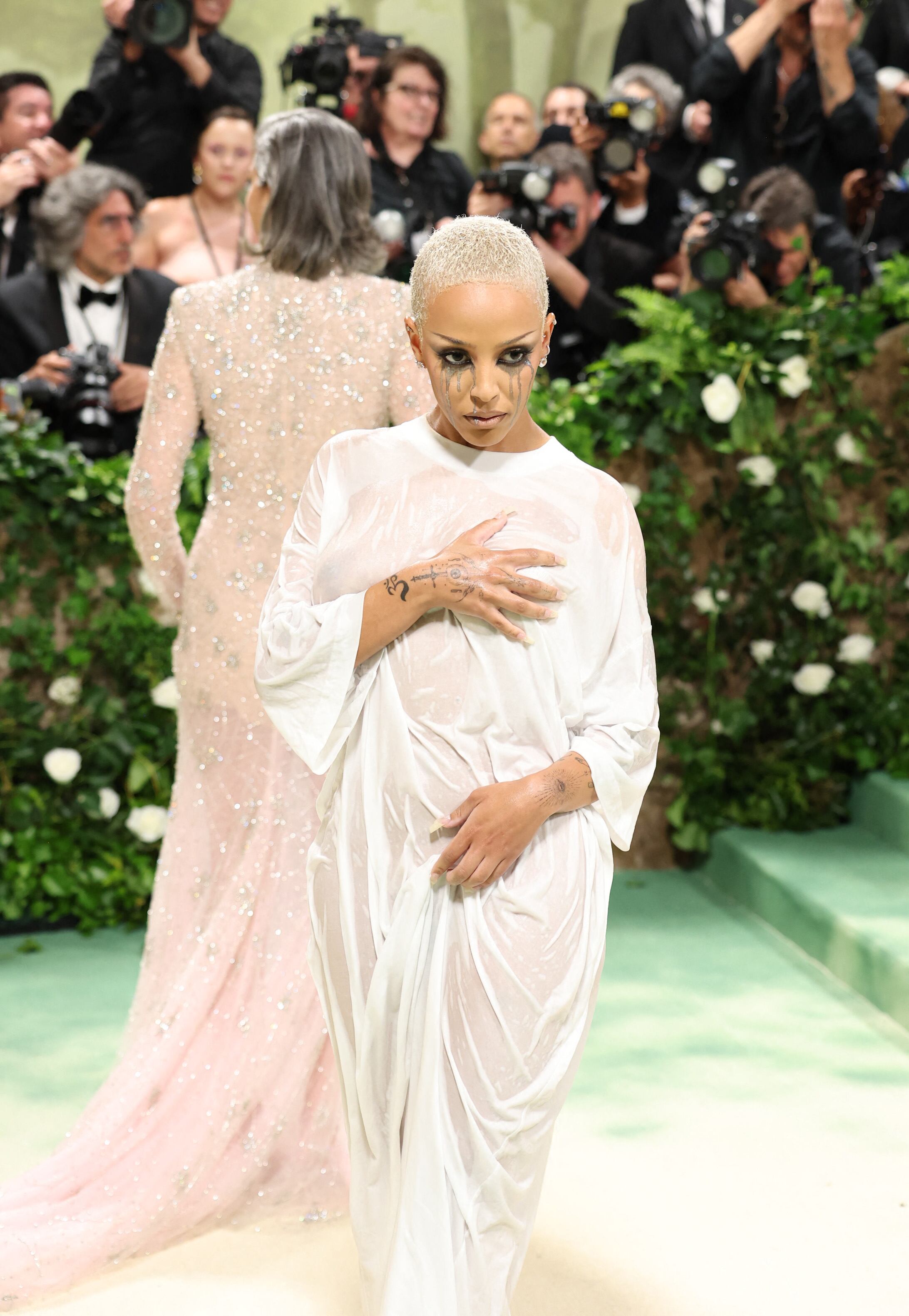 Doja Cat genera polémica con su look en la Met Gala; en redes aseguran que no lo entienden