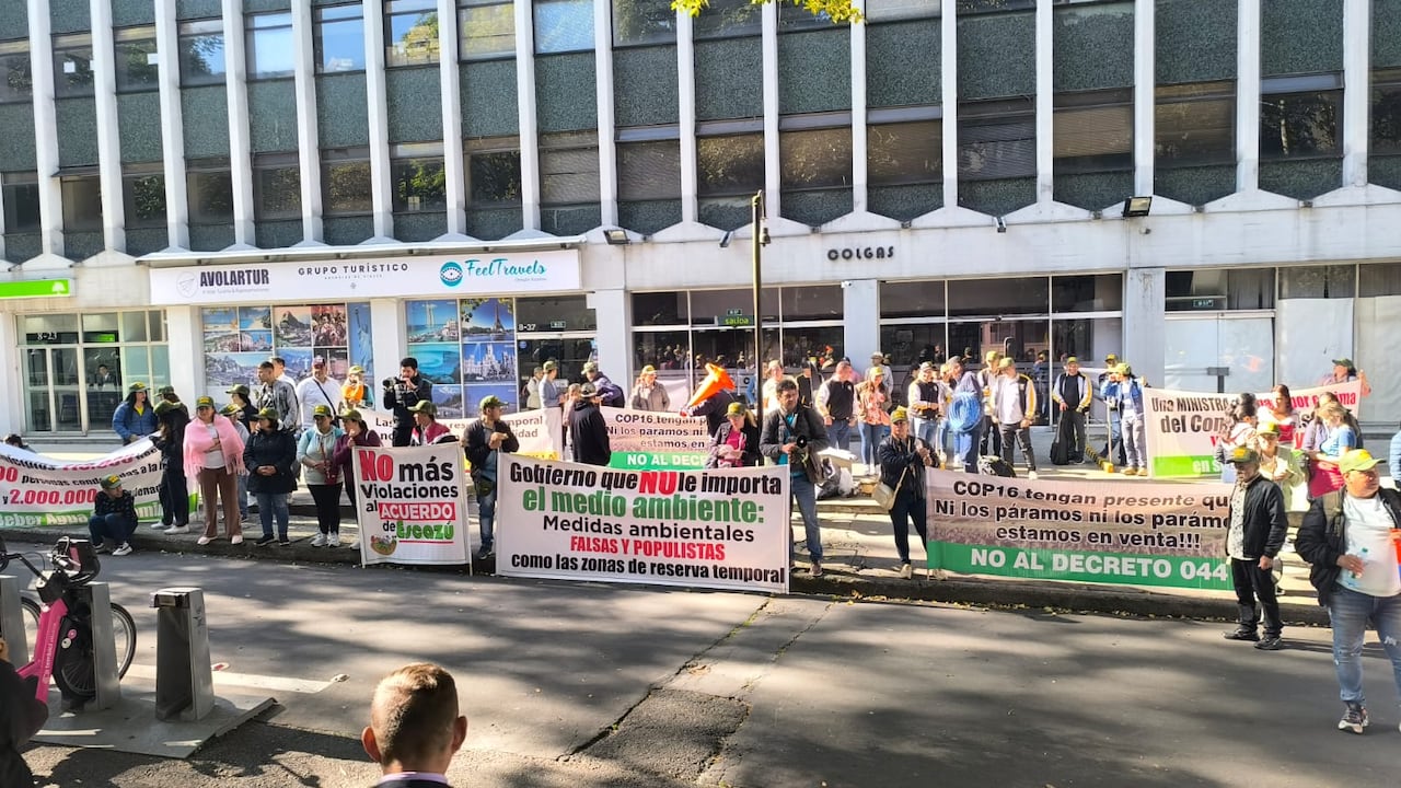 Protestas en el Ministerio de Ambiente por polémico decreto.