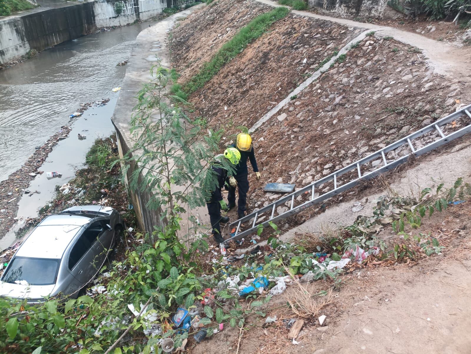 Bomberos en labores de rescate