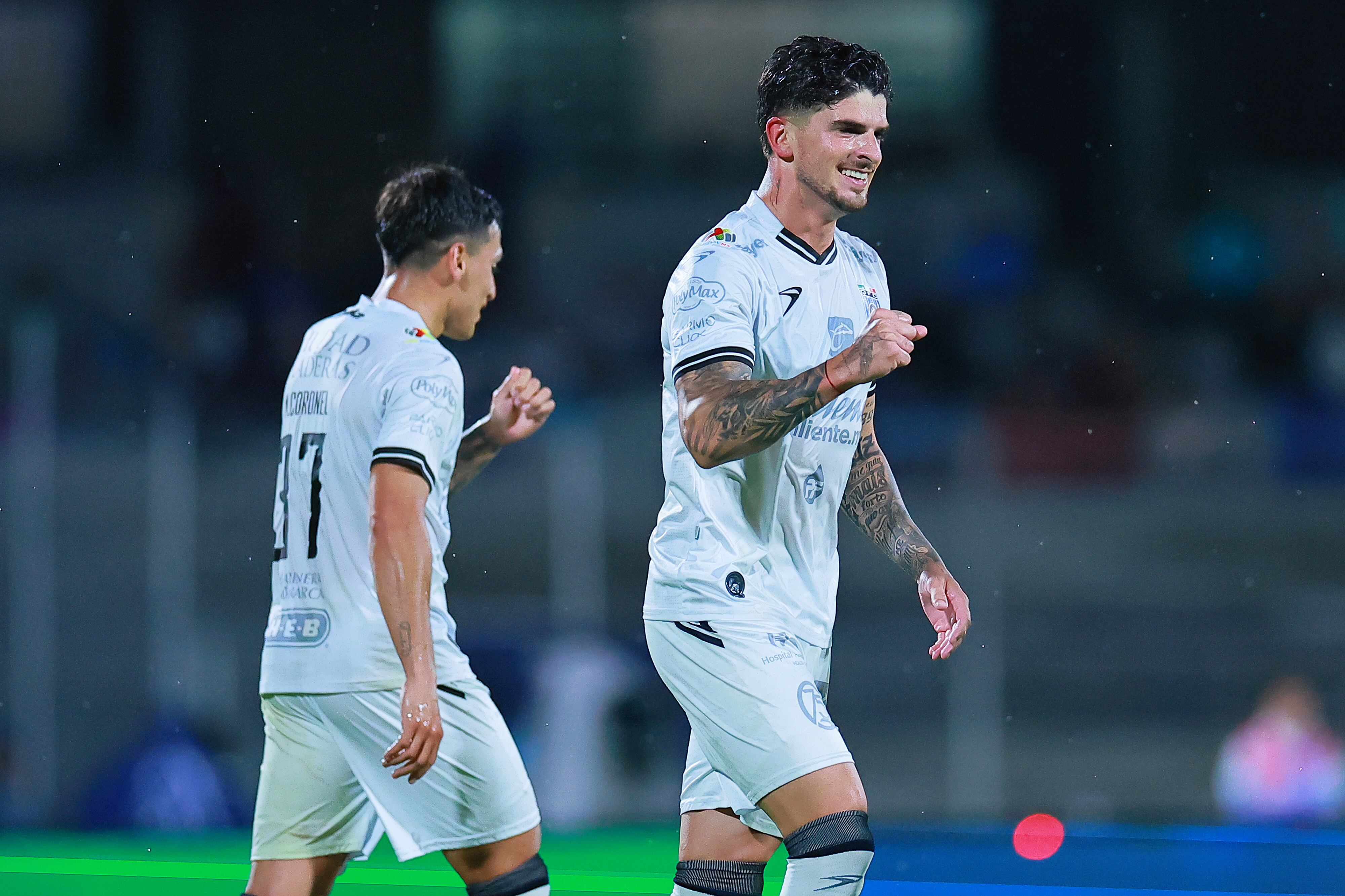 Santiago Homenchenko celebrando su golazo a Kevin Mier.