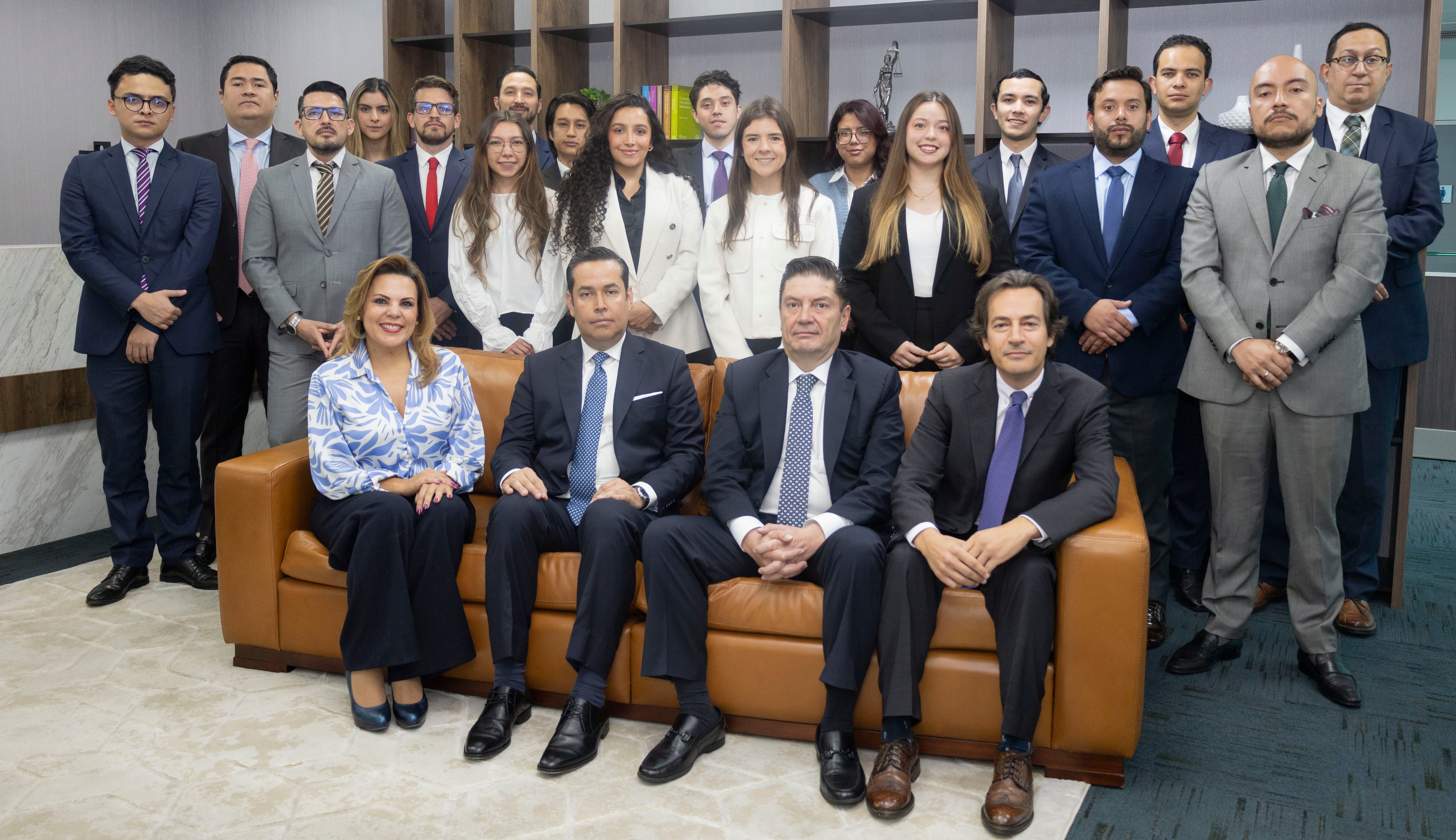 El área de KPMG Law, conformada por 37 abogados (43 por ciento mujeres y 57 por ciento hombres), está en constante capacitación para atender los desafíos que trae la adopción de herramientas con IA.