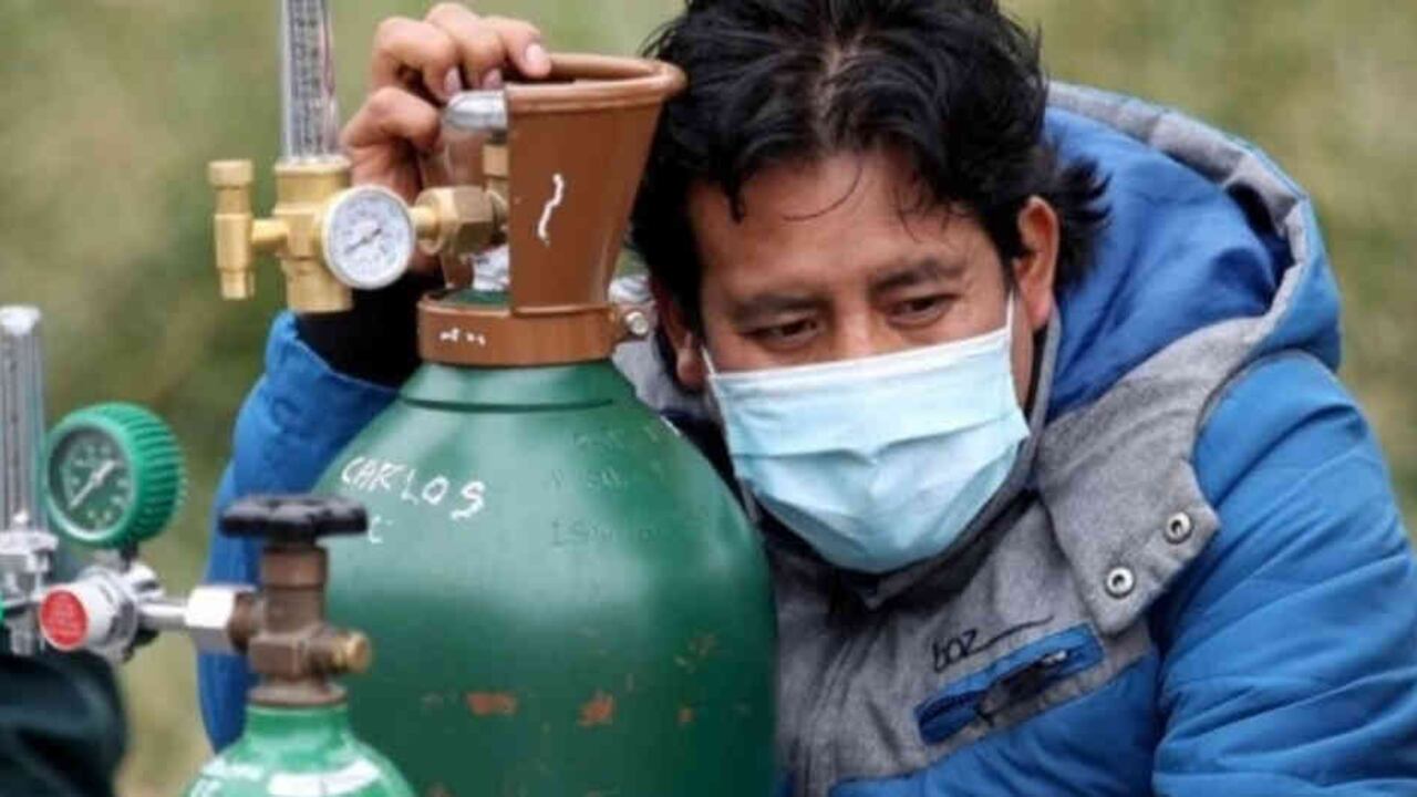 La pandemia del covid-19 ha llevado a varias personas en el Perú a tener que hacer largas filas para poder proveerse de oxígeno.