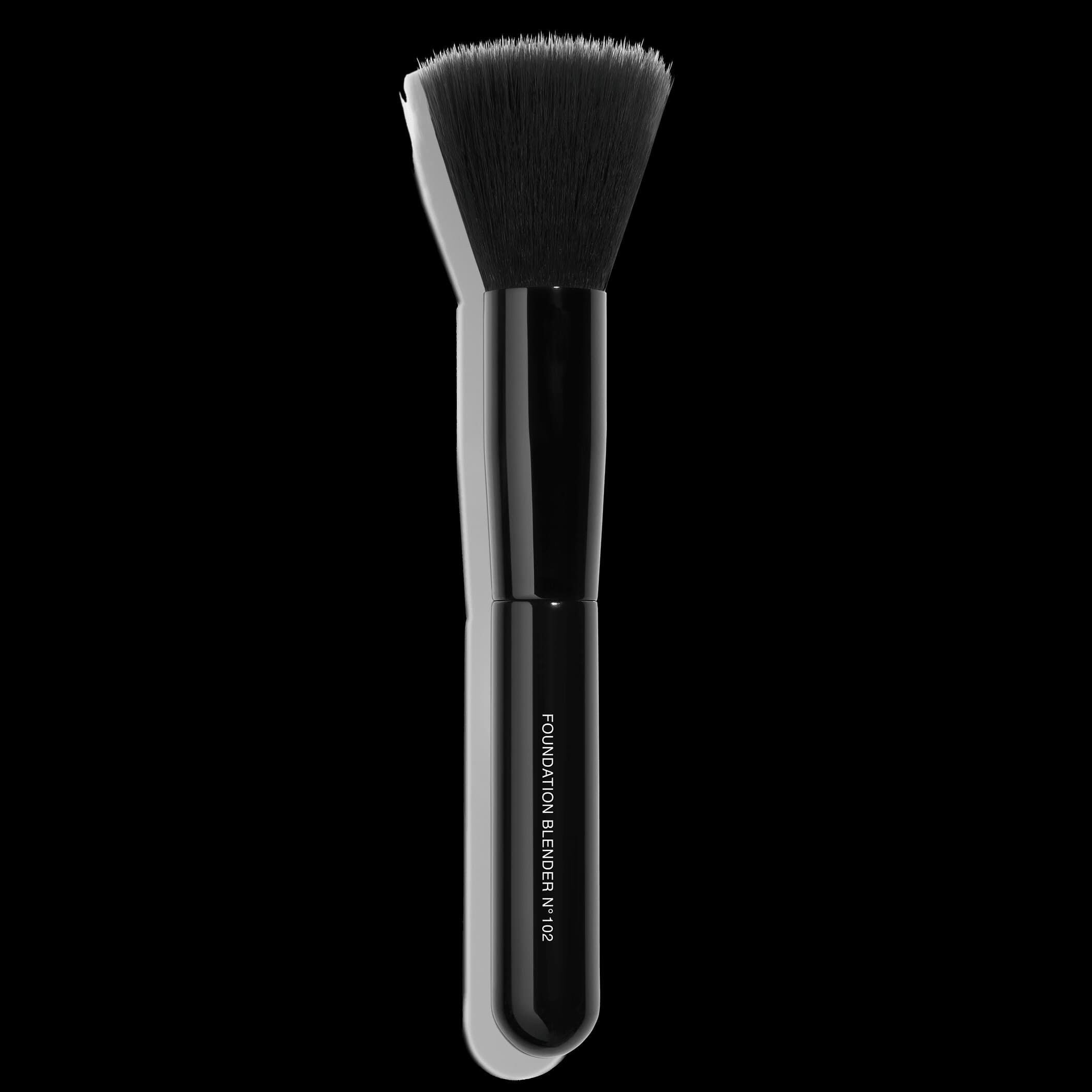 Esponja Chanel vista lateral mostrando su forma anatómica y ángulo de aplicación.