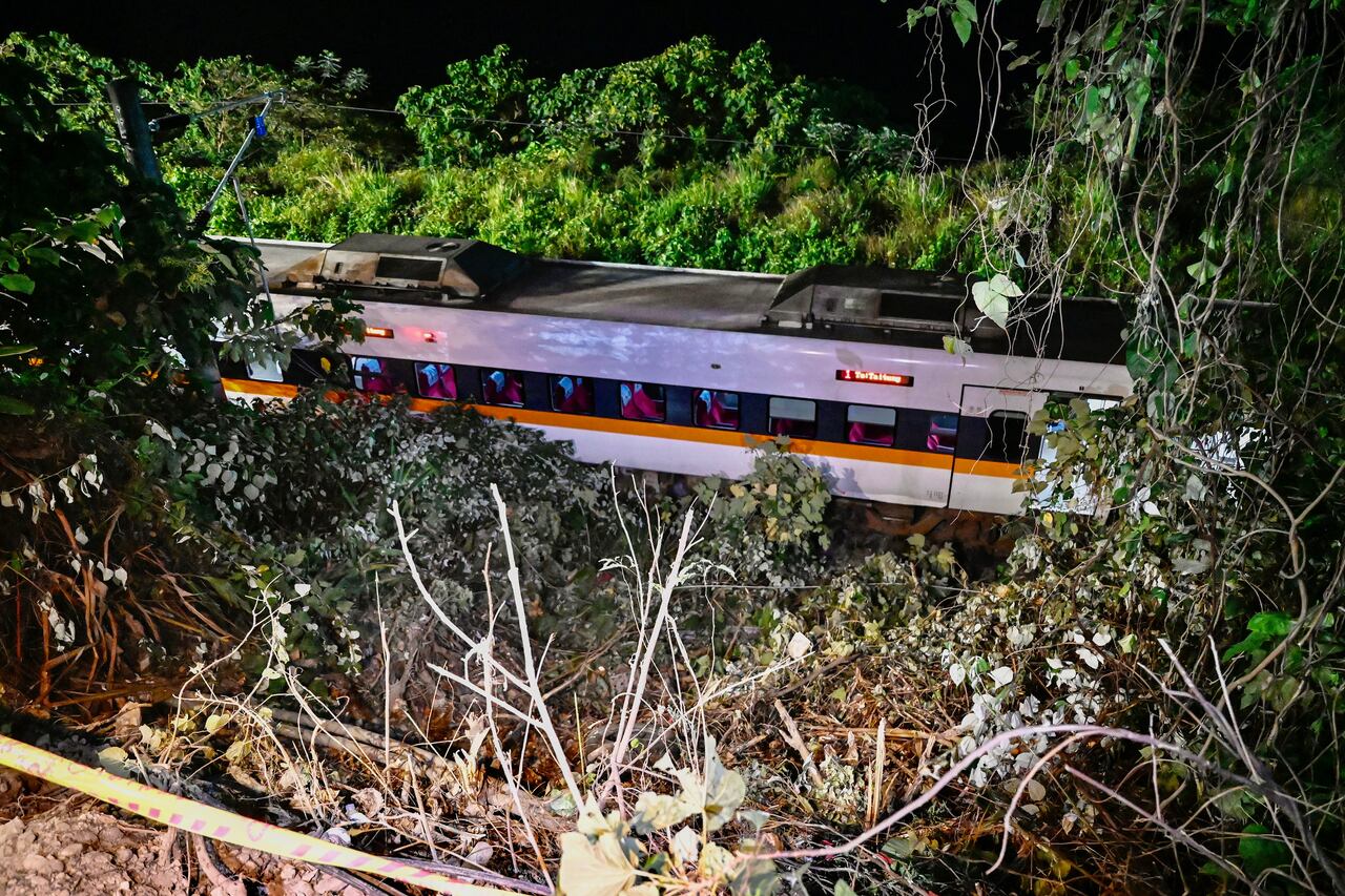 Al menos 51 personas mueren en accidente de tren en Taiwán