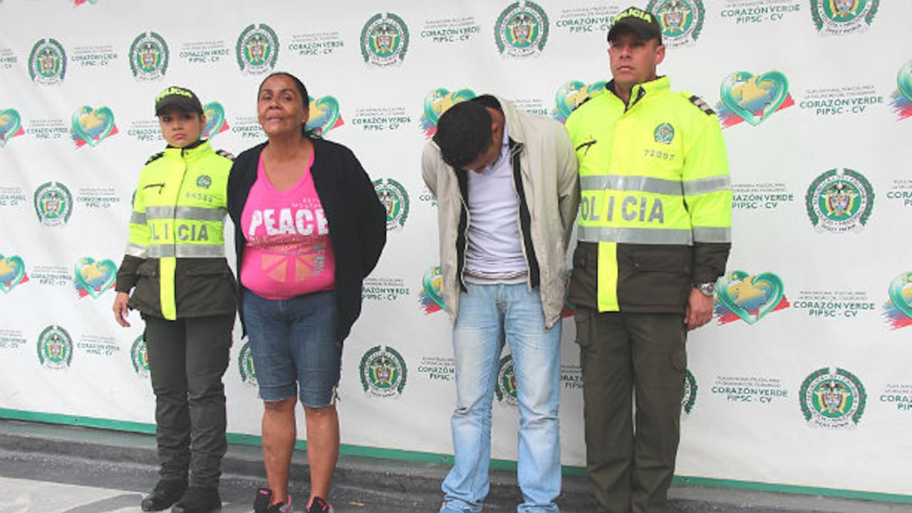 Esperanza Contreras, madre de la homicida y su hijo, Victor Fabio Valdés.