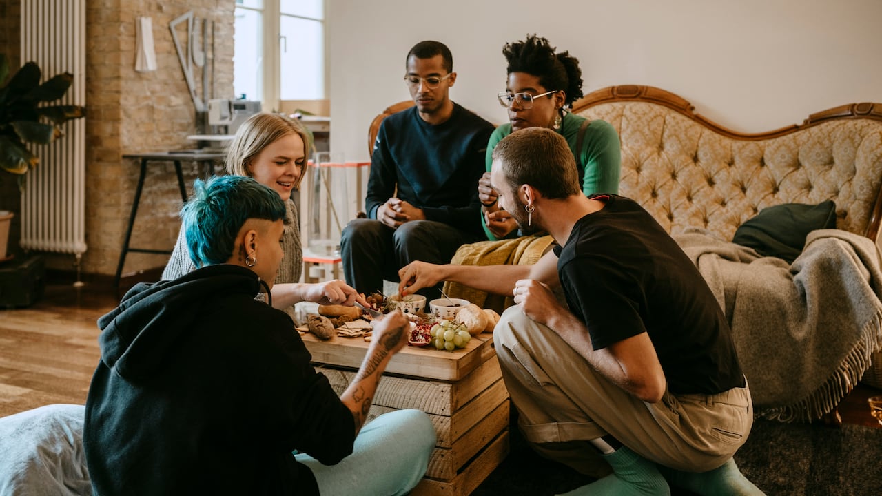 Al introducir preguntas incómodas en un ambiente de confianza y respeto, los amigos pueden encontrar una oportunidad única para abrirse y compartir detalles de sus vidas que de otra manera podrían permanecer ocultos.