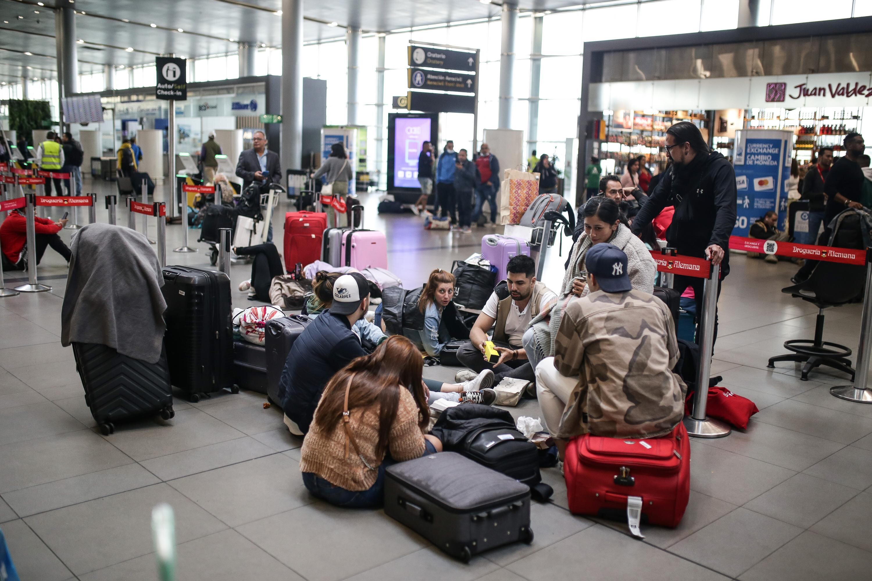 Varios pasajeros se manifiestan en el Aeropuerto Internacional El Dorado, debido a la cancelación de operaciones de la aerolínea Viva Air.