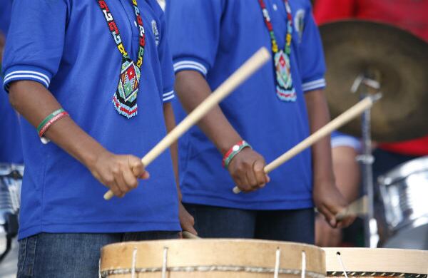 Los integrantes del grupo musical Huellas de Caloto, Cauca visten con simbolos propios de su cultura, la manilla de la Guardia Indígena y la pechera que representa su lucha por la dignidad de los pueblos.