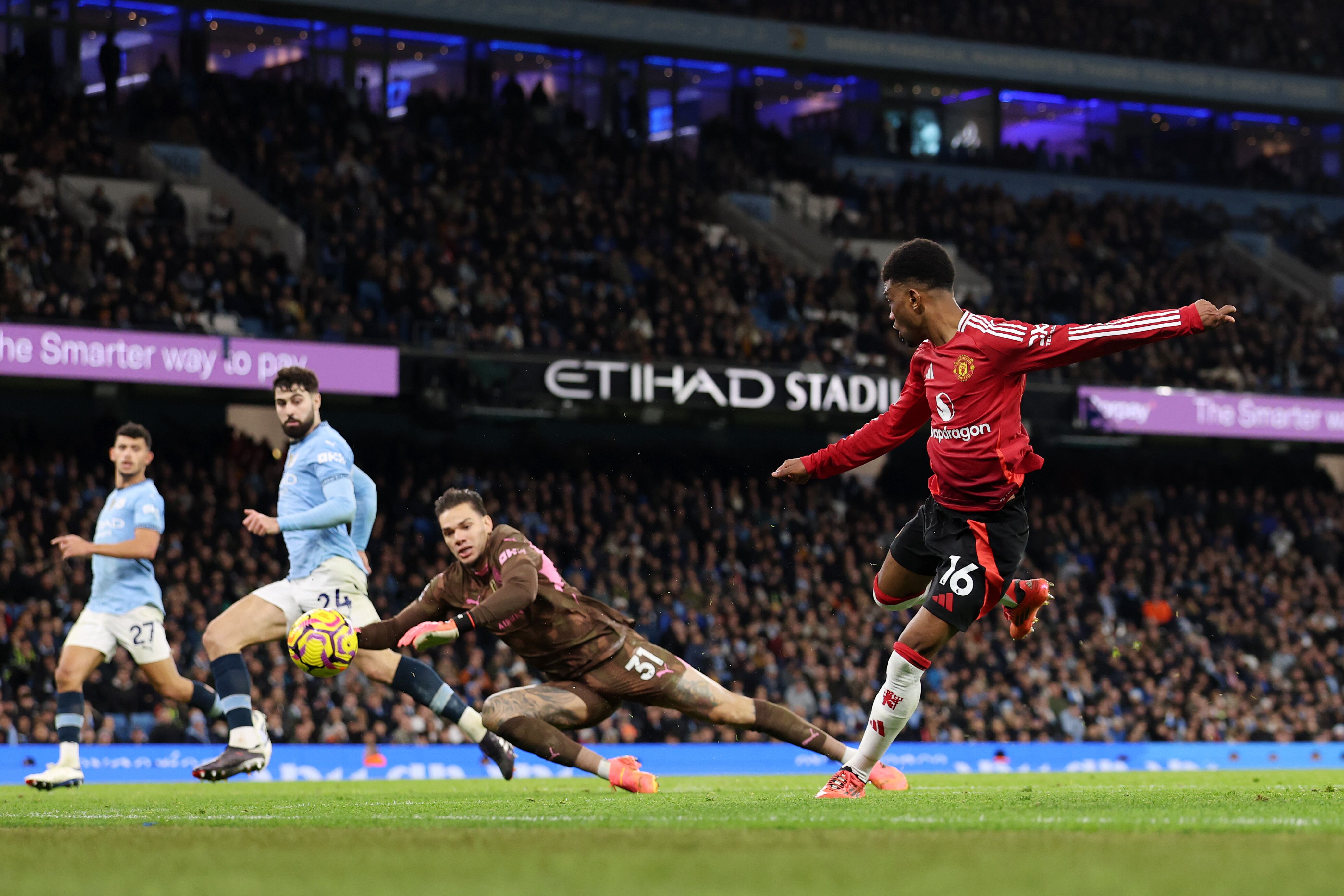 Amad Diallo, del Manchester United, marca el segundo gol de su equipo durante el partido de la Premier League entre el Manchester City FC y el Manchester United FC en el Etihad Stadium el 15 de diciembre de 2024 en Manchester, Inglaterra.