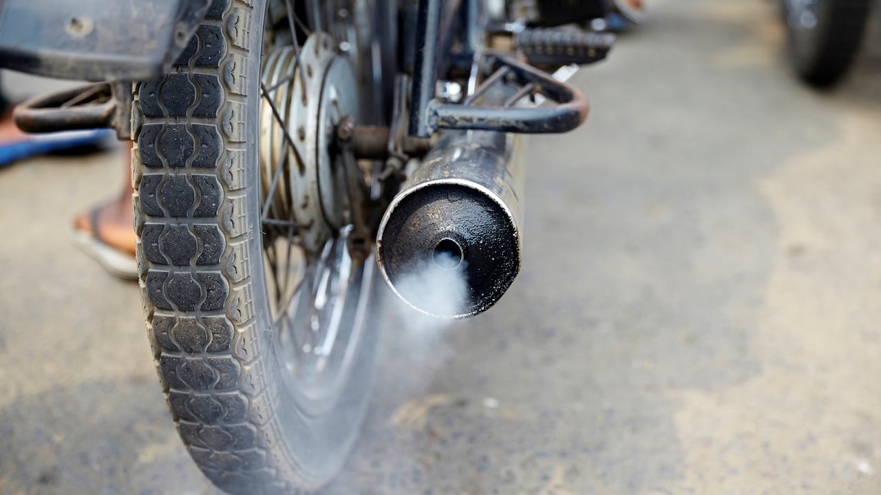 El misterio del humo negro en las motos: causas, consecuencias y soluciones.