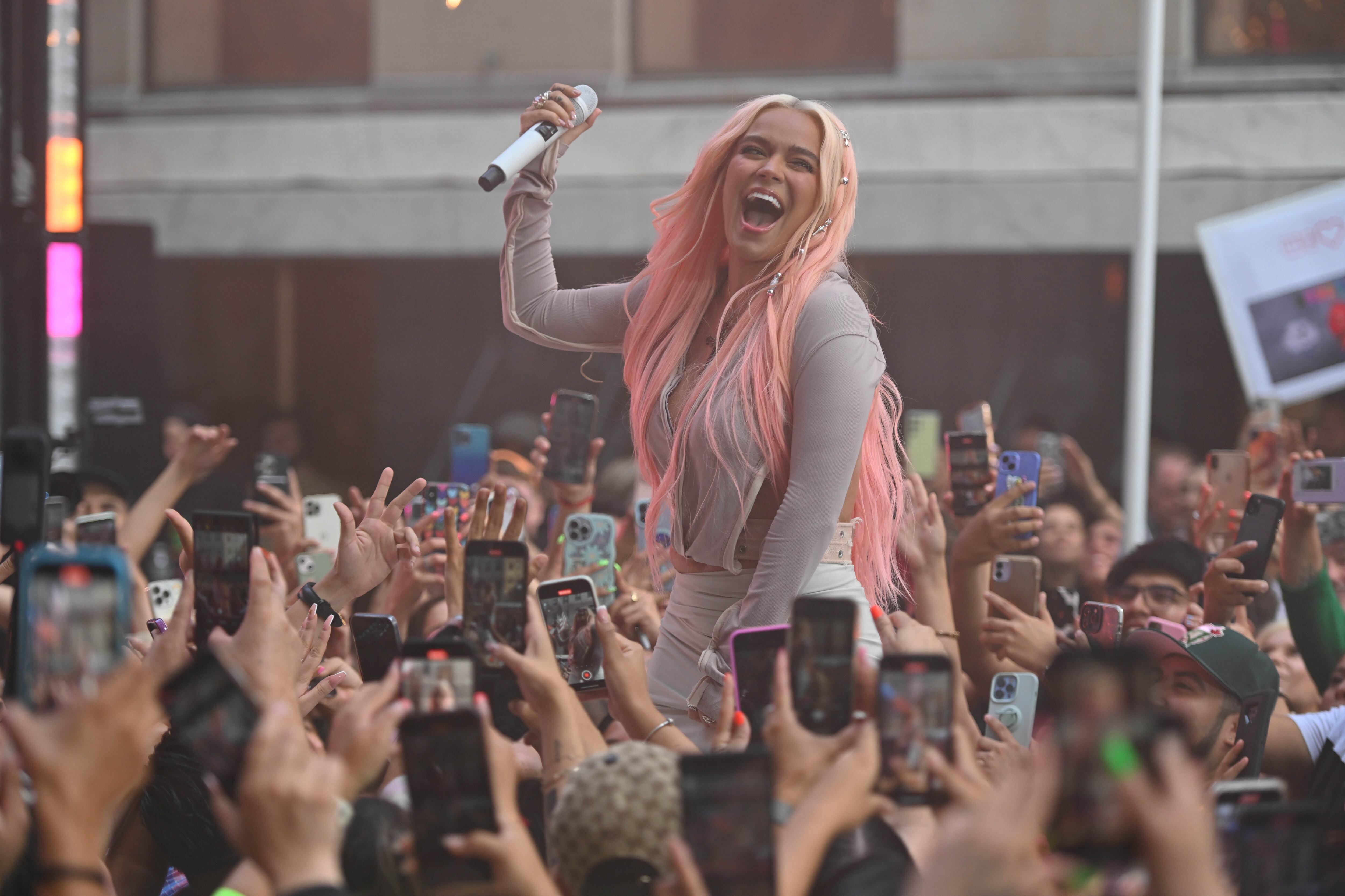Karol G se presenta en "Today" de NBC en Rockefeller Plaza el 30 de junio de 2023 en la ciudad de Nueva York. (Foto de NDZ/Star Max/GC Images)