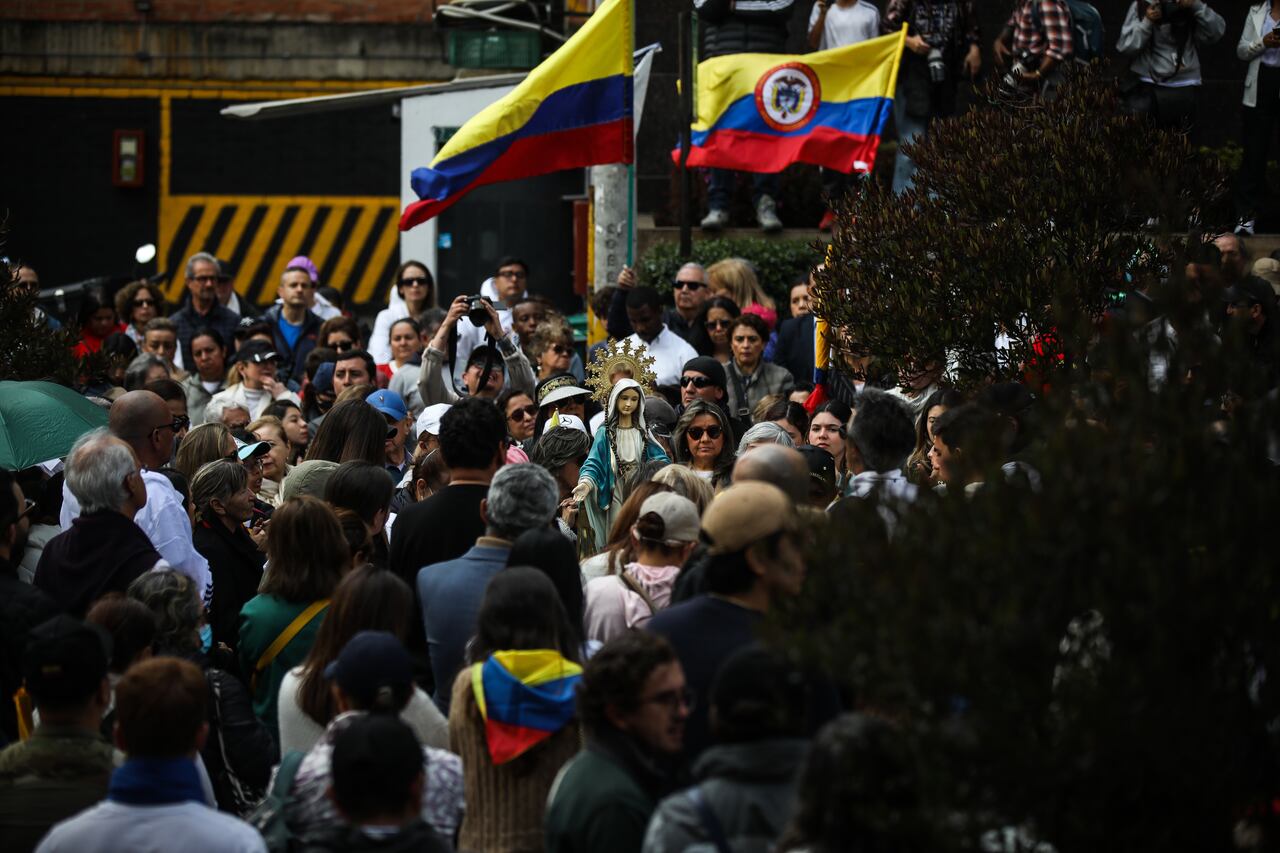 Jornada de oración por la vida de Miguel Uribe Turbay, frente a la Fundación Santa Fe