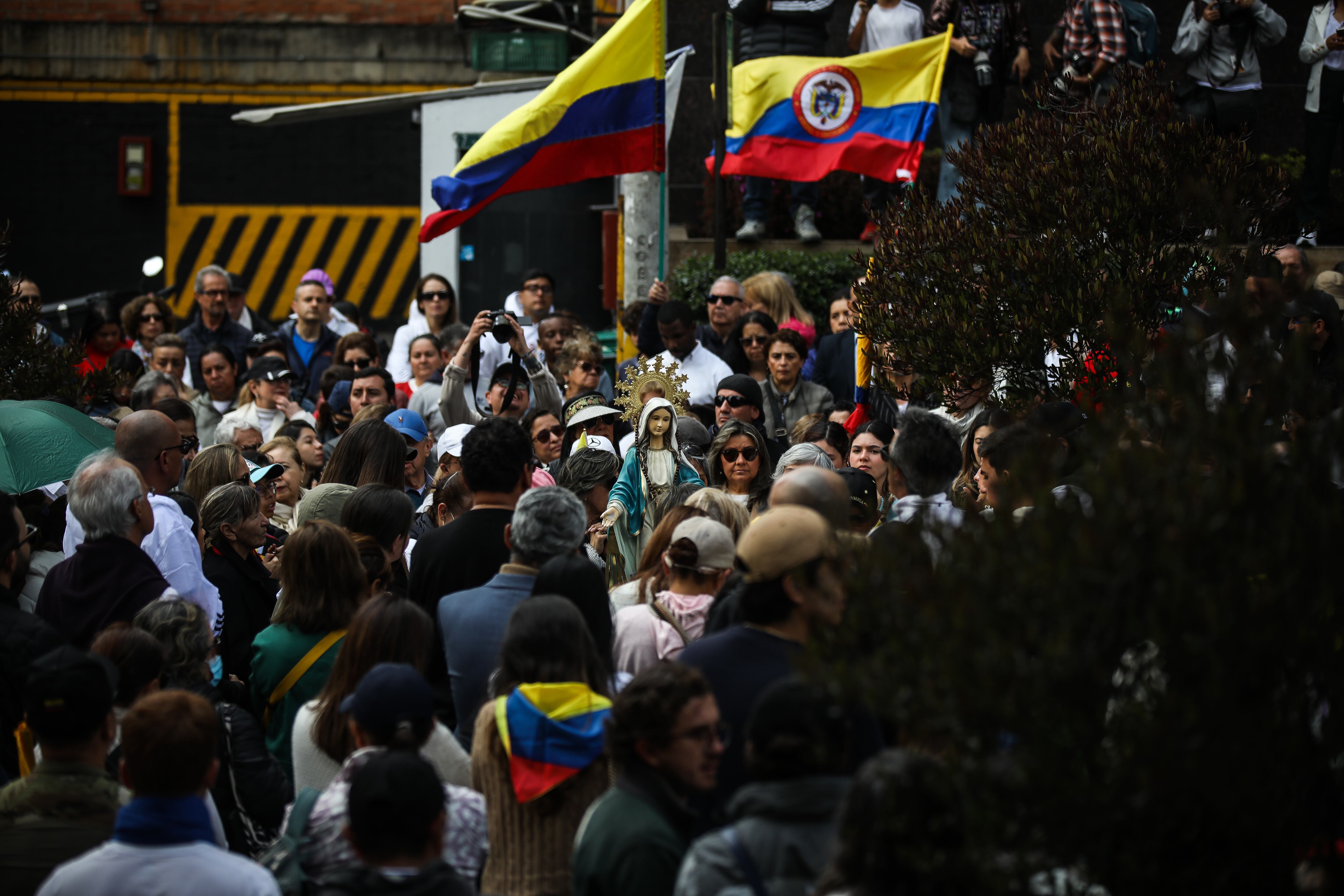 Jornada de oración por la vida de Miguel Uribe Turbay, frente a la Fundación Santa Fe