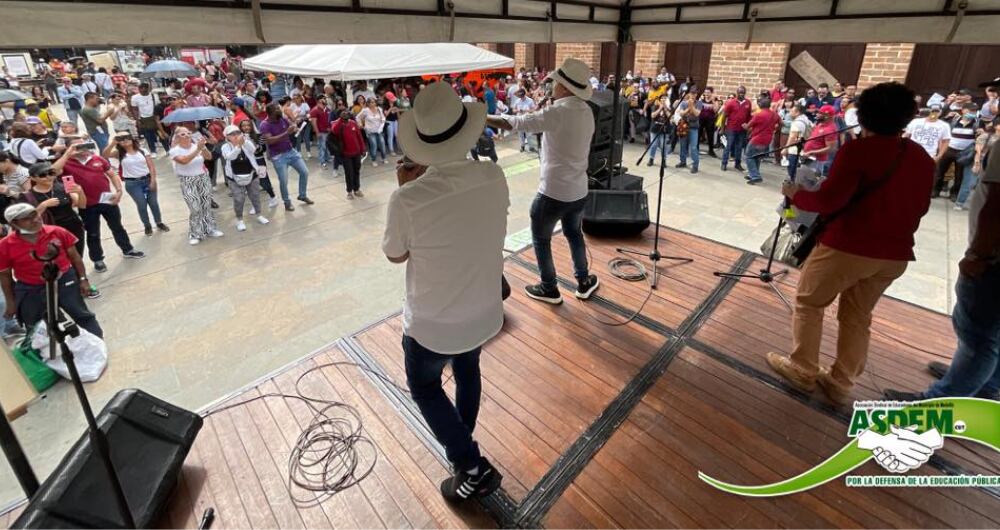 Protesta de docentes en Medellín este viernes, 3 de febrero.