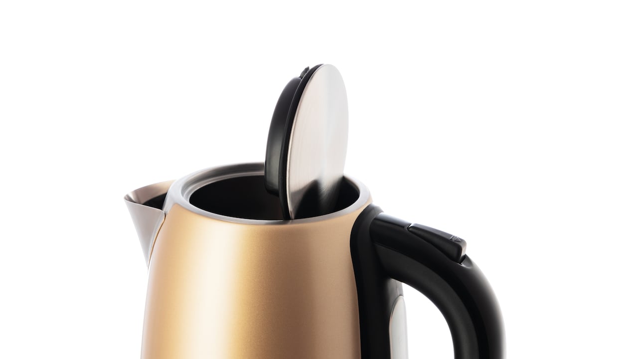 El sarro se acumula en las superficies internas de la jarra y, con el paso del tiempo, crea una capa que puede propiciar la aparición de bacterias y hongos.