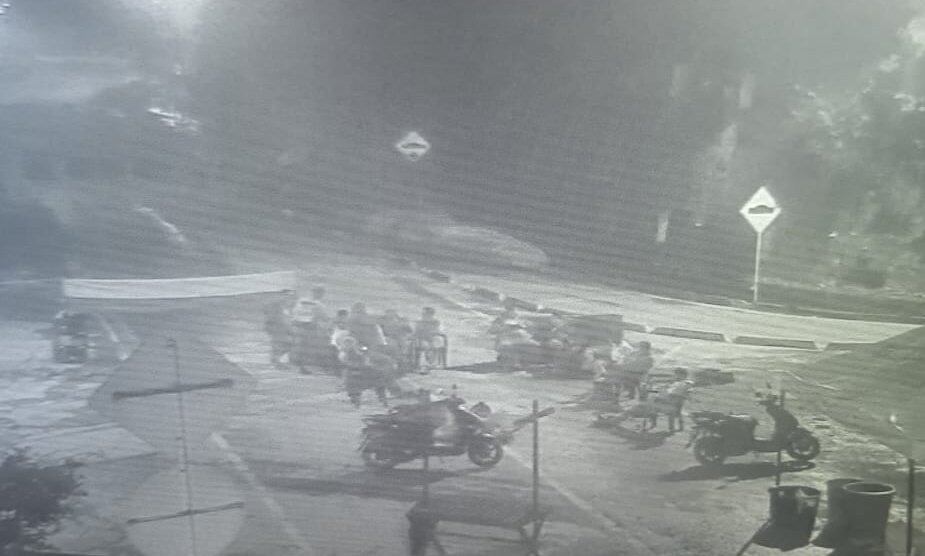 Habitantes de Guayabetal bloquearon la vía y exigieron apoyo al Gobierno nacional.