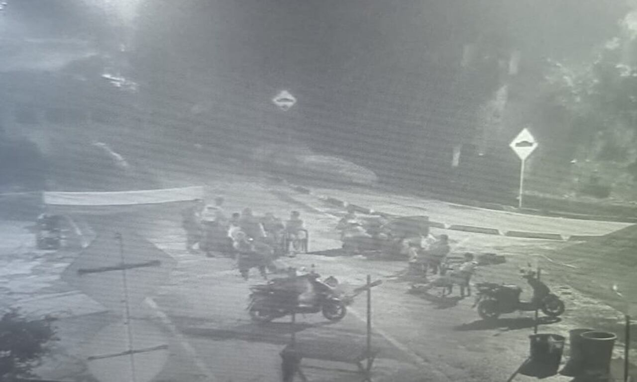 Habitantes de Guayabetal bloquearon la vía y exigieron apoyo al Gobierno nacional.