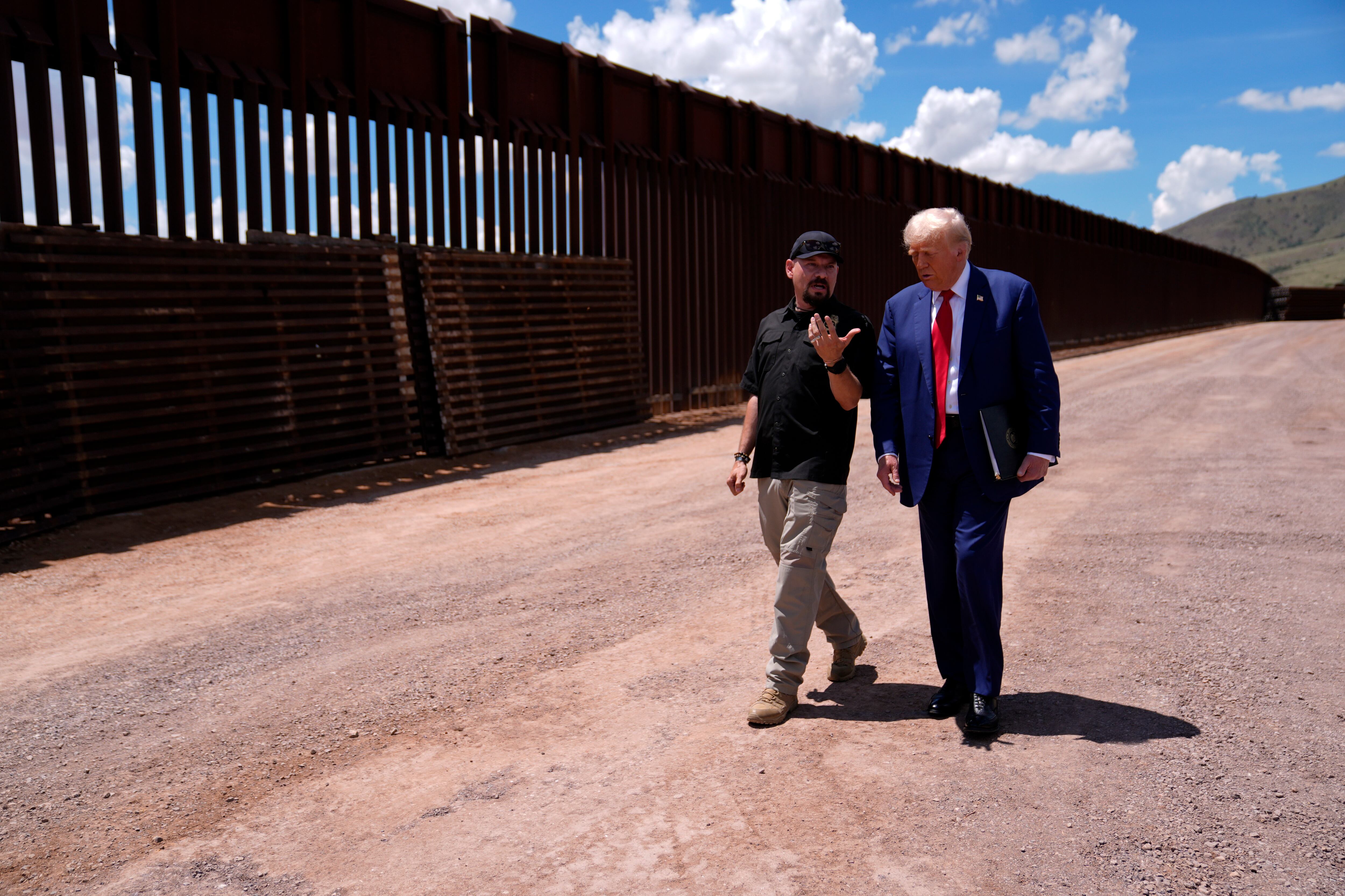 El expresidente Donald Trump, candidato presidencial republicano, habla a lo largo de la frontera sur con México, el jueves 22 de agosto de 2024, en Sierra Vista, Arizona, mientras escucha Paul Pérez, presidente del Consejo Nacional de la Patrulla Fronteriza. (Foto AP/Evan Vucci)