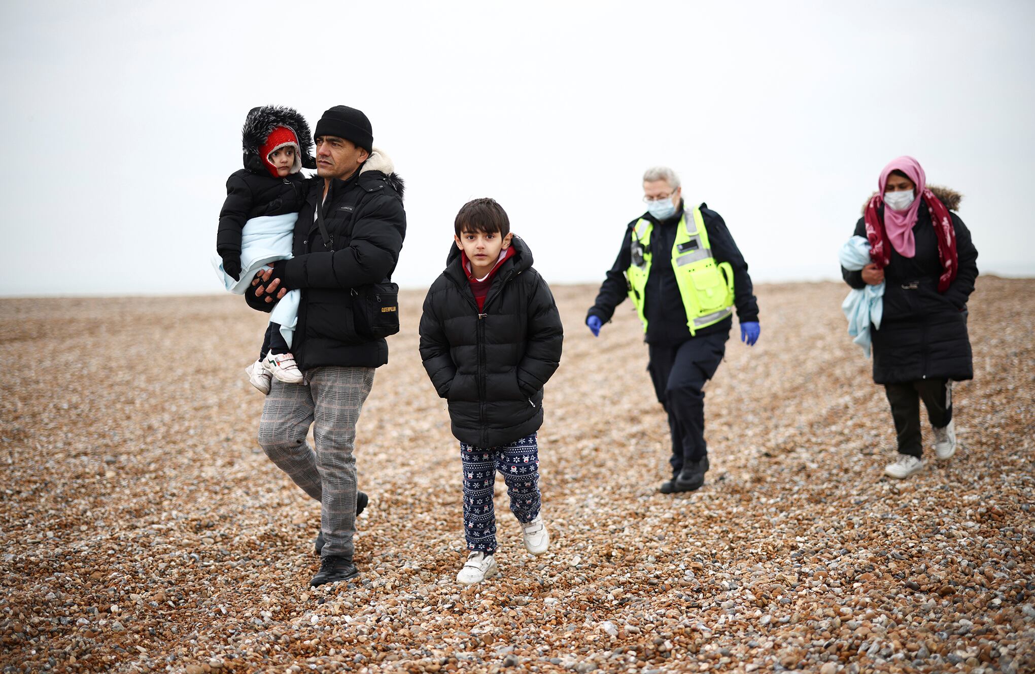 Migrantes rescatados llegan a las costas de Gran Bretaña.