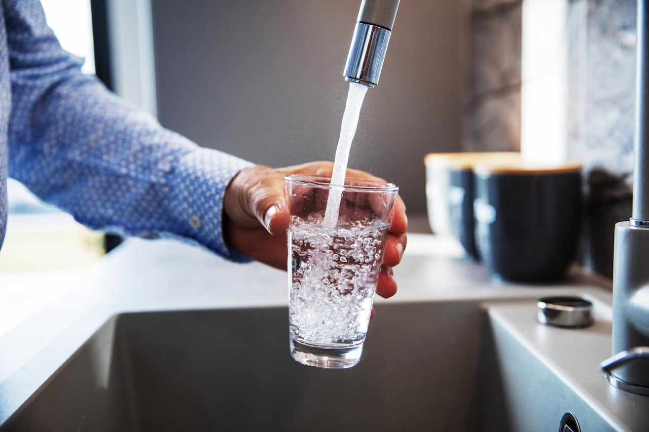 Agua potable / vaso con agua / grifo del agua