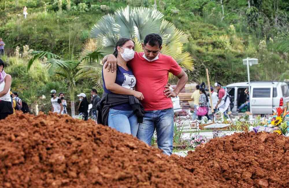 Familiares de las victimas de la avalancha despiden en medio del dolor a sus seres queridos en el Parque Cementerio la Ascensión Normandía, en Mocoa, Putumayo, el lunes 3 de abril de 2017, luego que la noche del 31 de marzo el desbordamiento de los ríos Mocoa, Mulato y Sangoyaco, arrasaran con todo a su paso. Foto: Carlos Julio Martínez / Enviado Especial de Semana