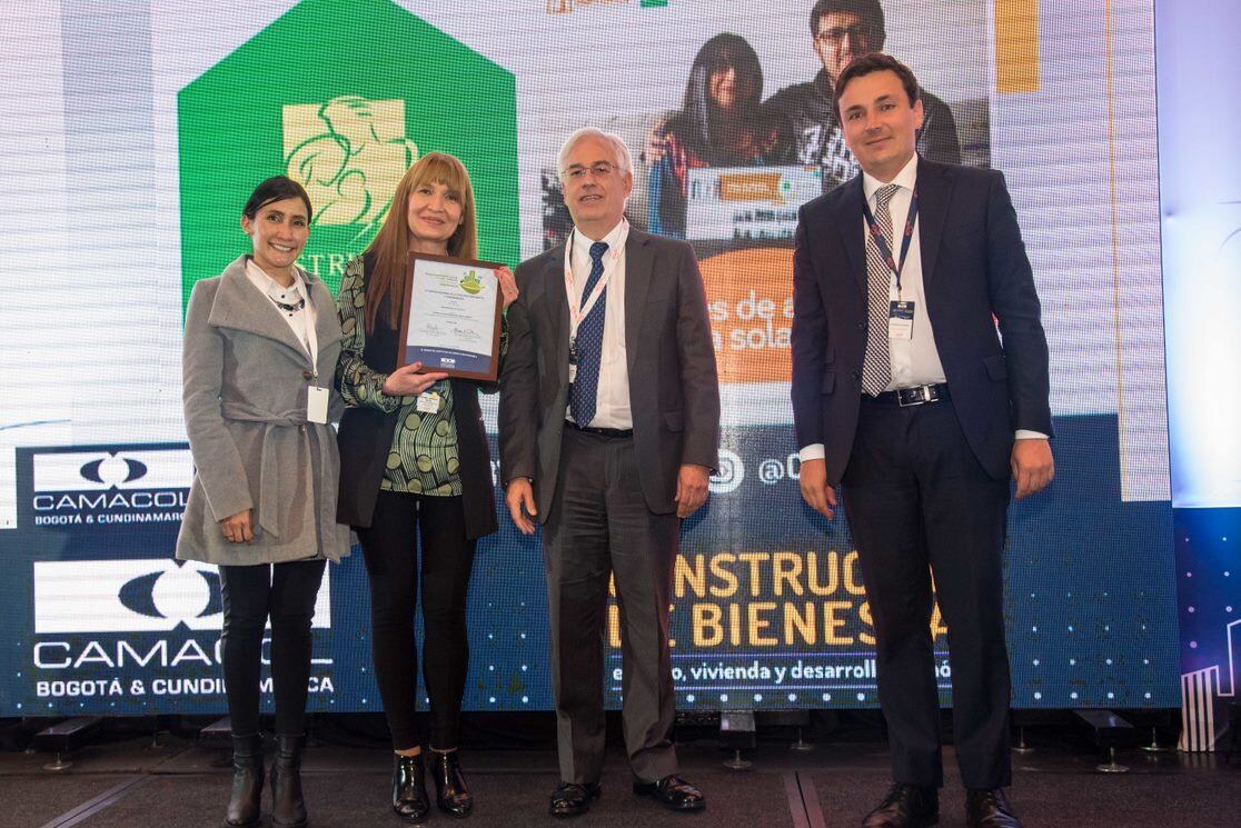 De izquierda a derecha:
Adriana Rocío Pardo - Líder Responsabilidad Social y Empresarial de MAB
Isabel Amparo Vélez - Directora Comercial de MAB
Álvaro Vélez, presidente Junta Directiva Camacol B&C
Alejandro Callejas, gerente de Camacol B&C