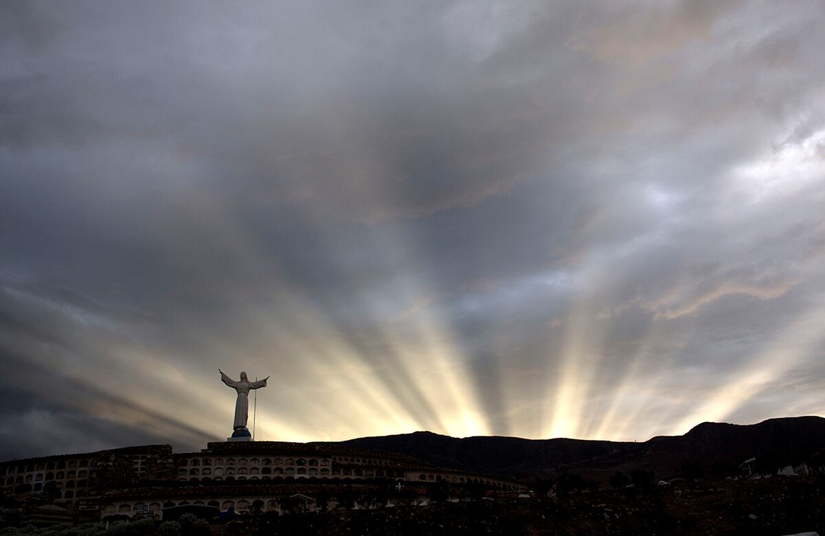 Los últimos rayos de sol se posan sobre un cementerio en Yungay, Perú. (AP)