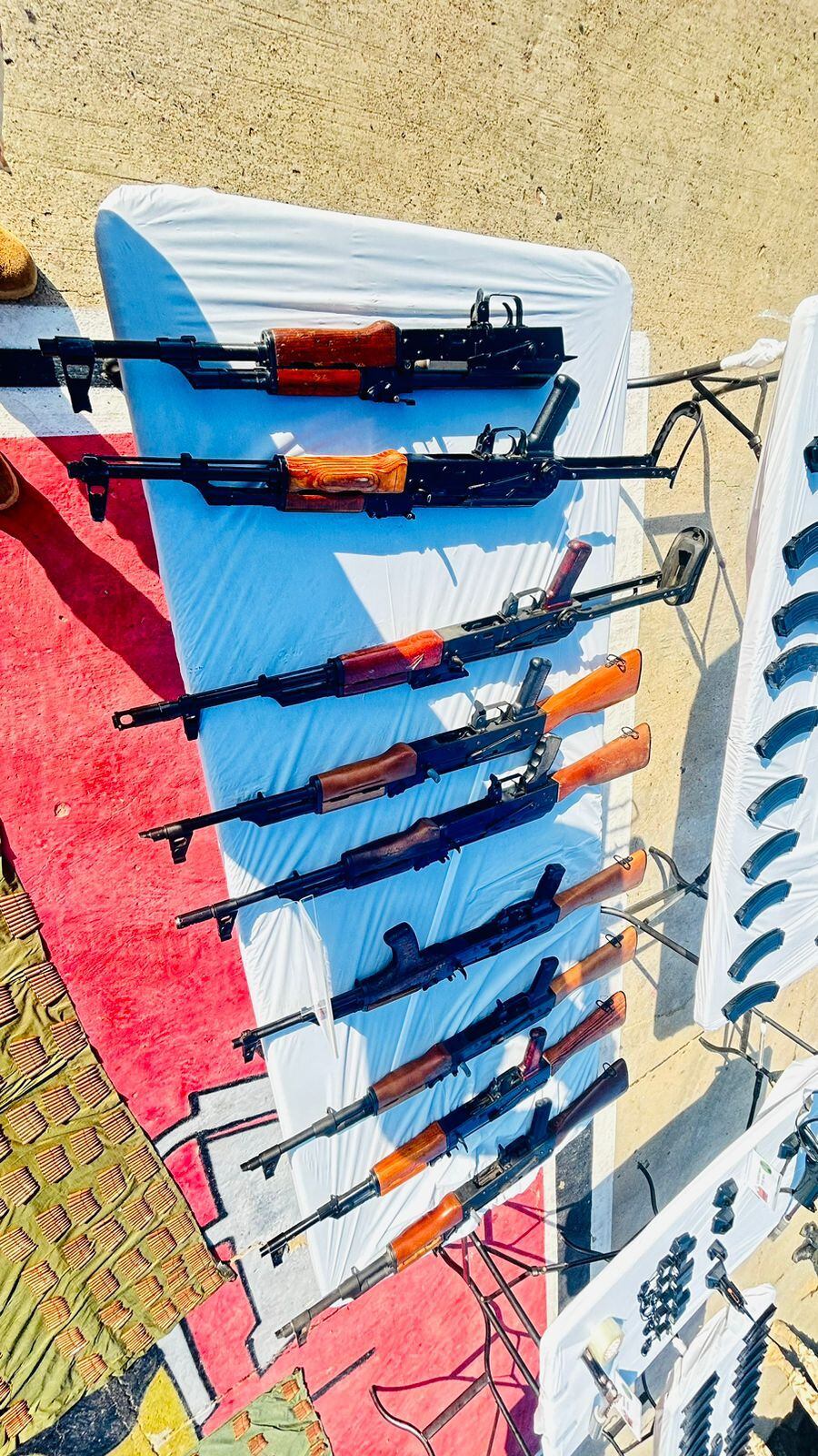 Armas decomisadas al Clan del Golfo por parte de las Fuerzas Militares en la Guajira.