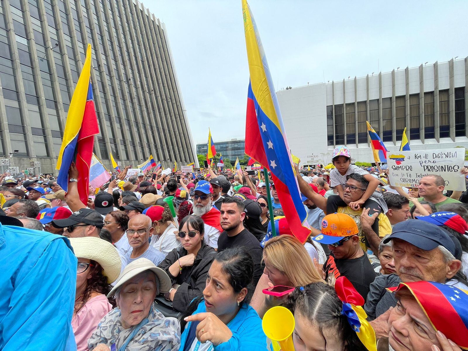 Venezolanos en el plantón en Medellín.