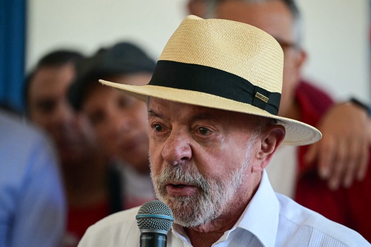 El candidato izquierdista votó y afirmó que los electores deben decidir entre democracia y “barbarie”.