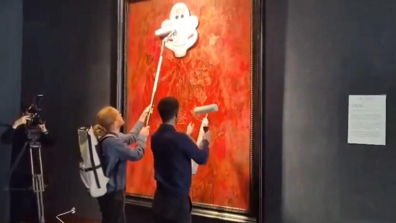 El grupo de ambientalistas cubrió el retrato del rey