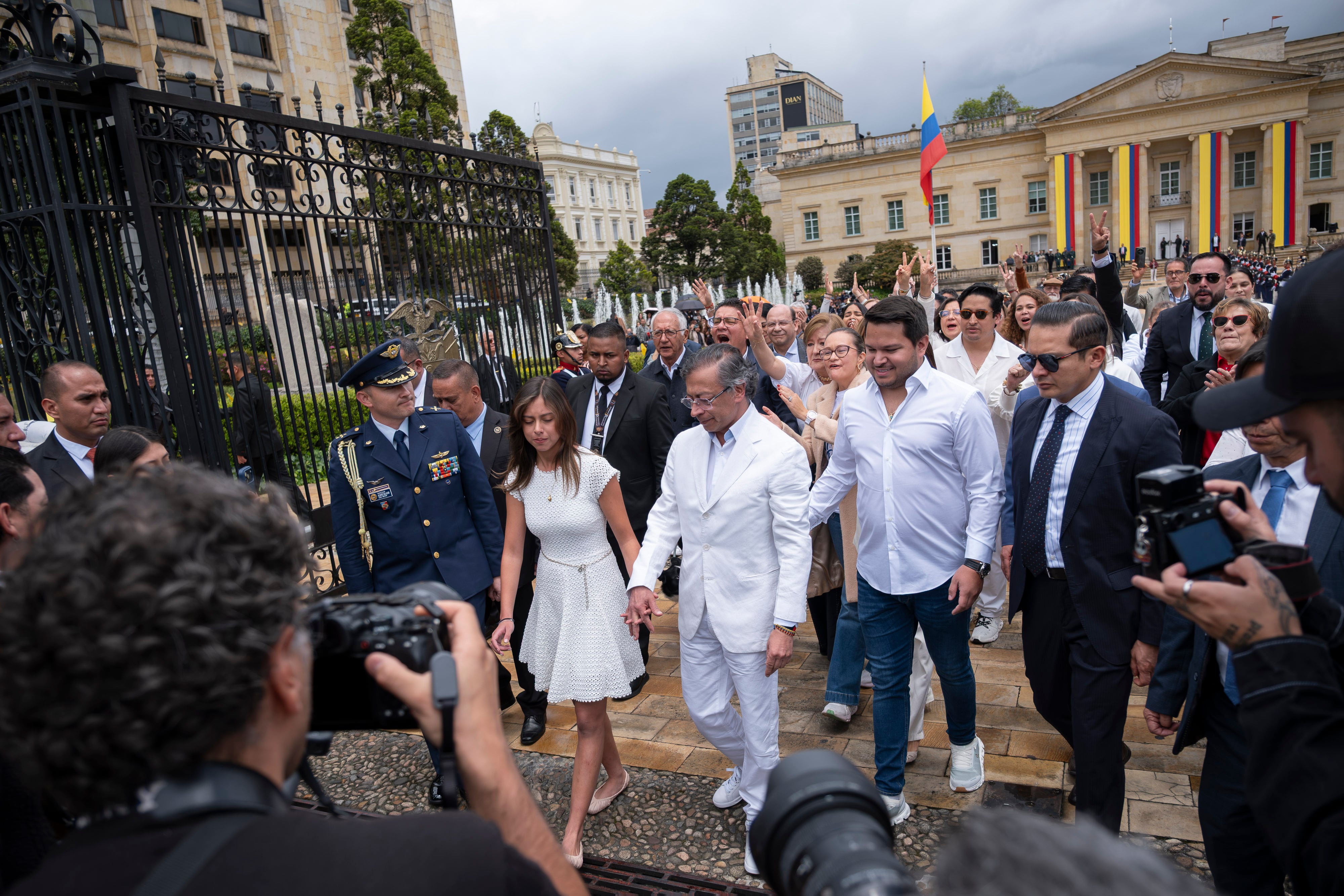 Gustavo Petro saliendo de la Casa de Nariño, en Bogotá, el 7 de agosto de 2026, en su último día como presidente de Colombia. Lo acompañaron sus hijos Antonella Petro Alcocer y Nicolás Alcocer Petro, así como parte de su saliente gabinete