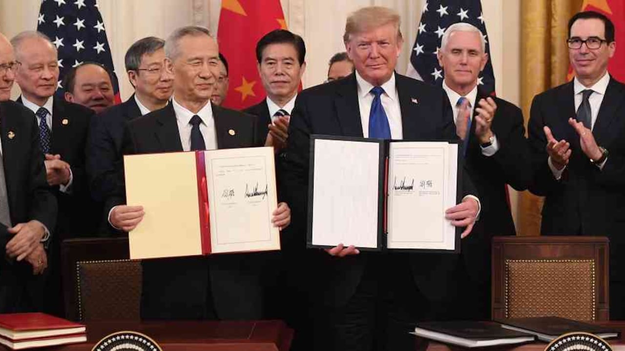 Donal Trump y el viceprimer ministro chino Liu He presenta el acuerdo firmado este miércoles.